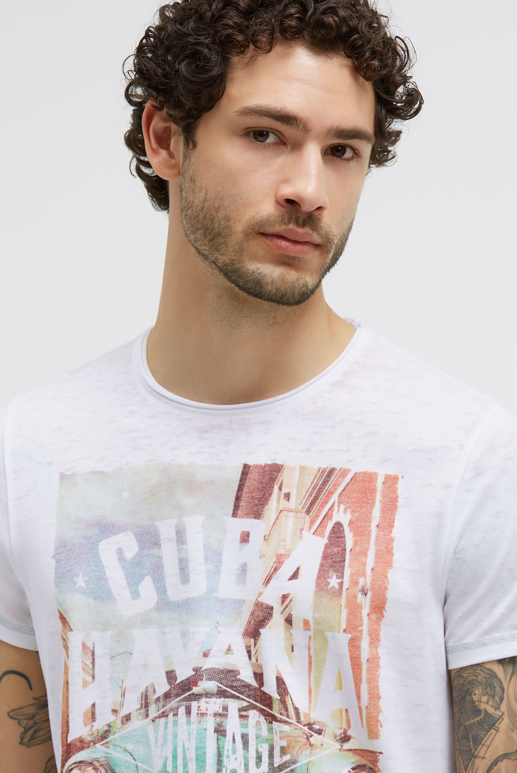 CAMP DAVID Rundhalsshirt mit offener Kante am Ausschnitt