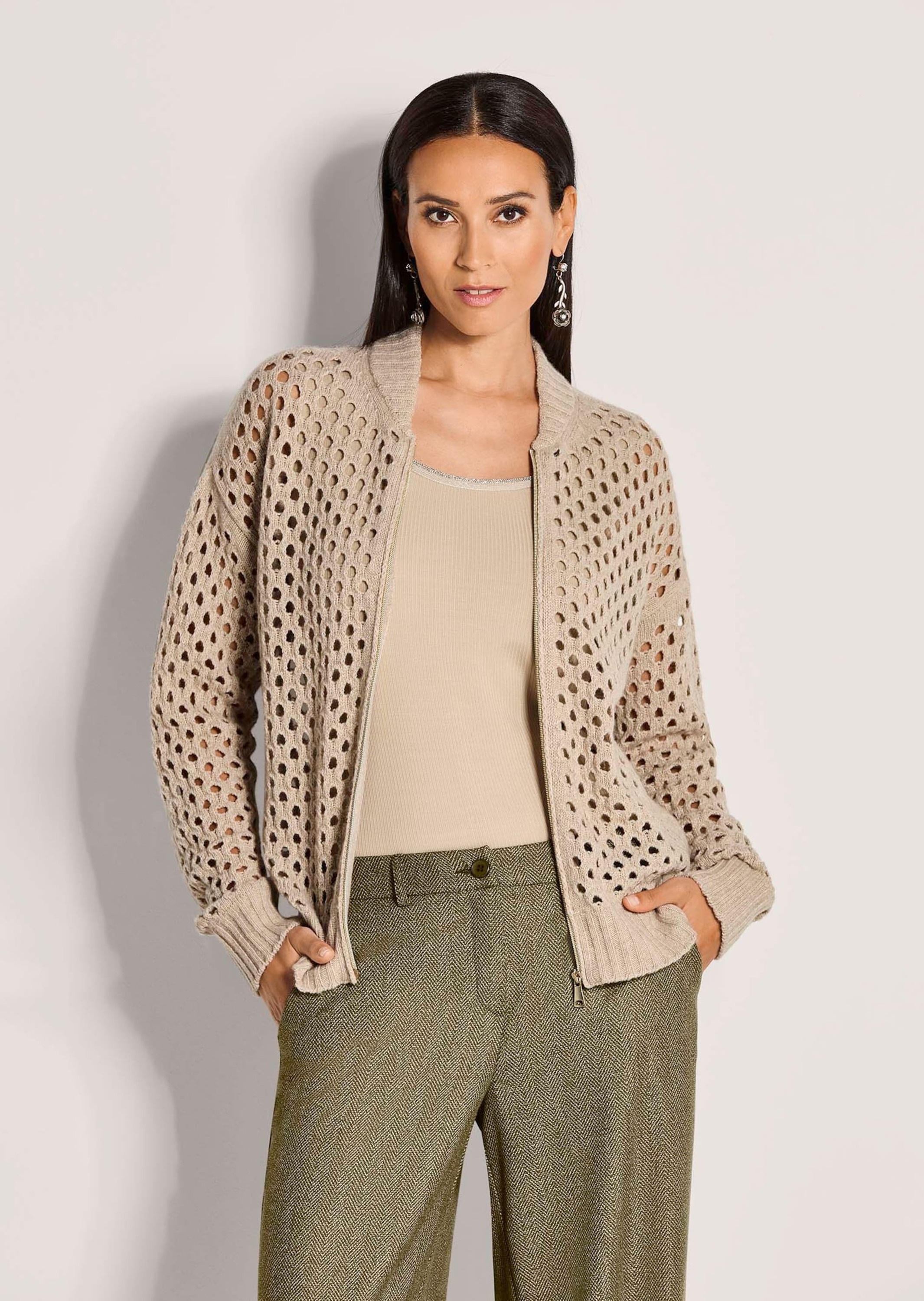 Thumbnail - MADELEINE Strickjacke "Cardigan Moderne Strickjacke mit Lochmuster" Allover-Lochmuster