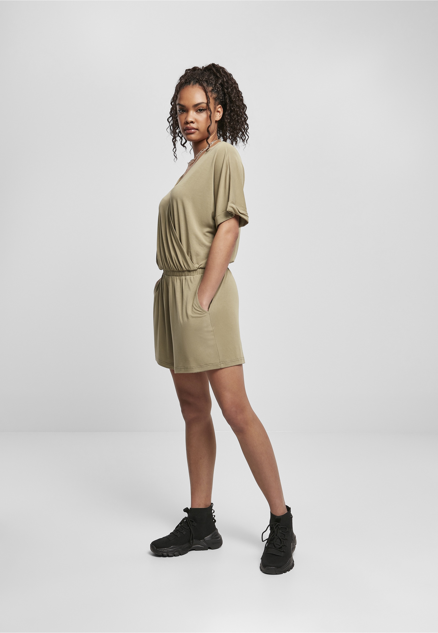 URBAN CLASSICS Jumpsuit »Urban Classics Damen Ladies Short Modal Jumpsuit« 1 Stk.