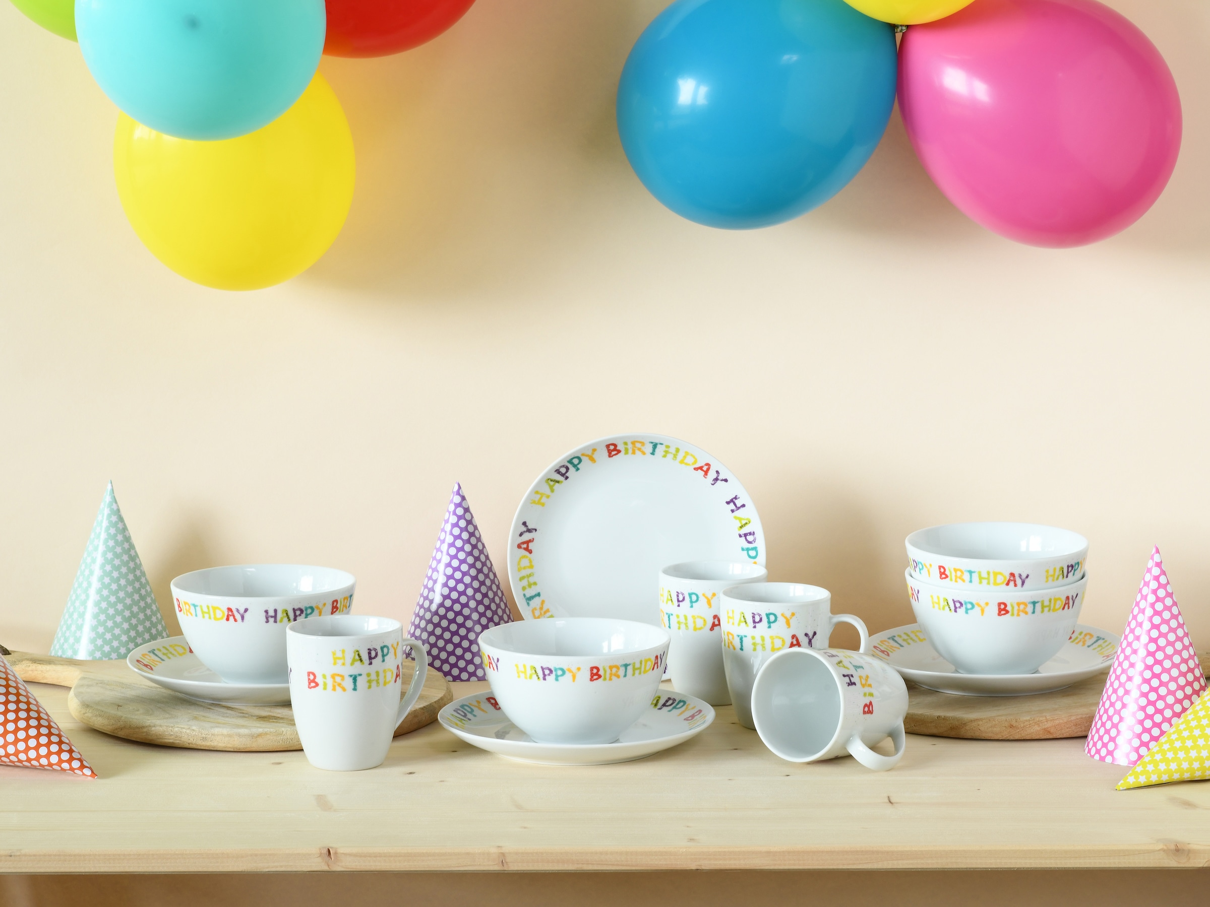 CreaTable Frühstücks-Geschirrset »Happy Birthday, Frühstücksset 12-tlg.«, (Set, 12 tlg.), Fröhliches buntes Geschirr, Für alle Geburtstagsfeierlichkeiten