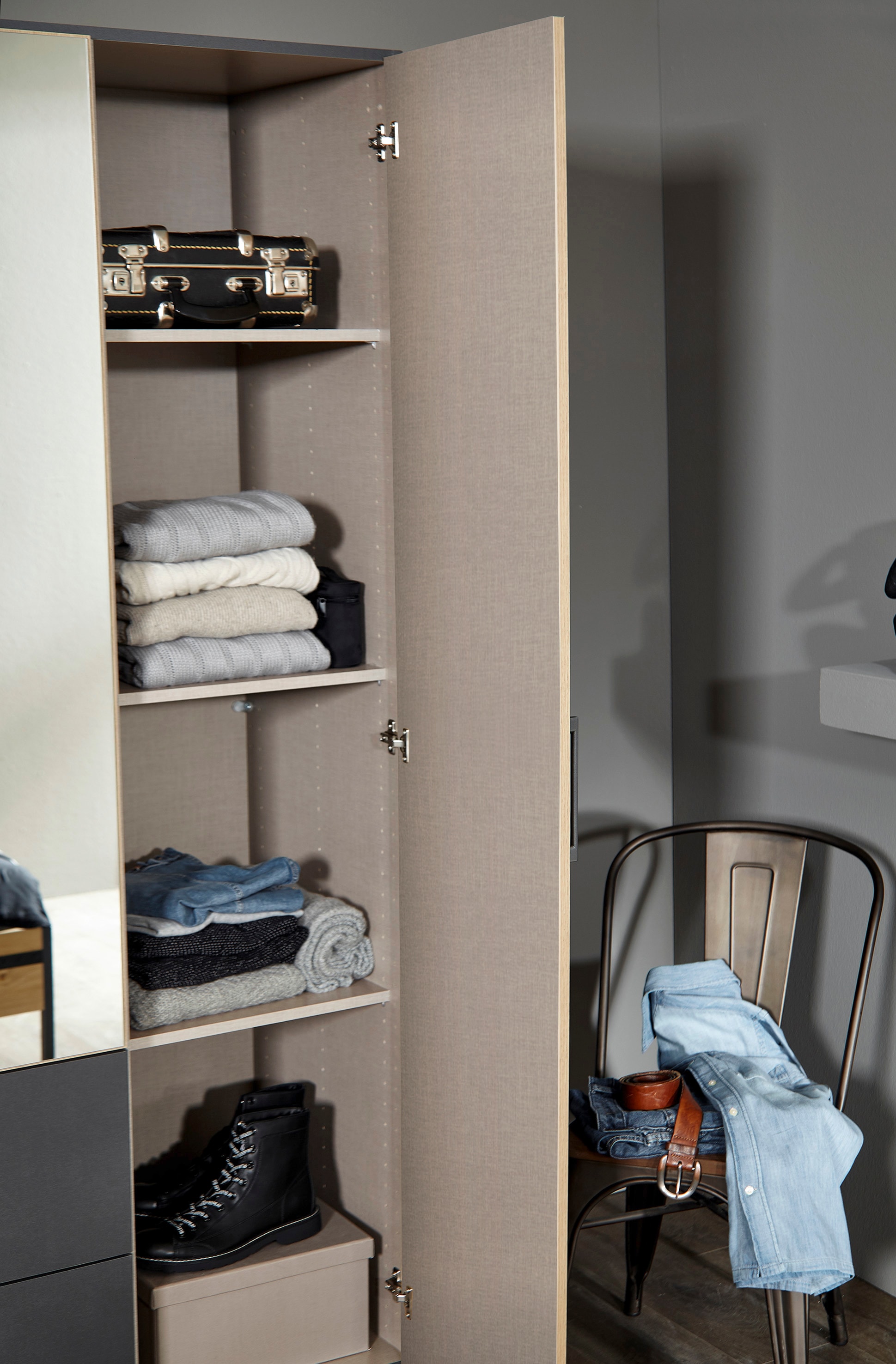 rauch Drehtürenschrank »Holmes«, im Industrial Style, mit Schubkästen, mit oder ohne Spiegel