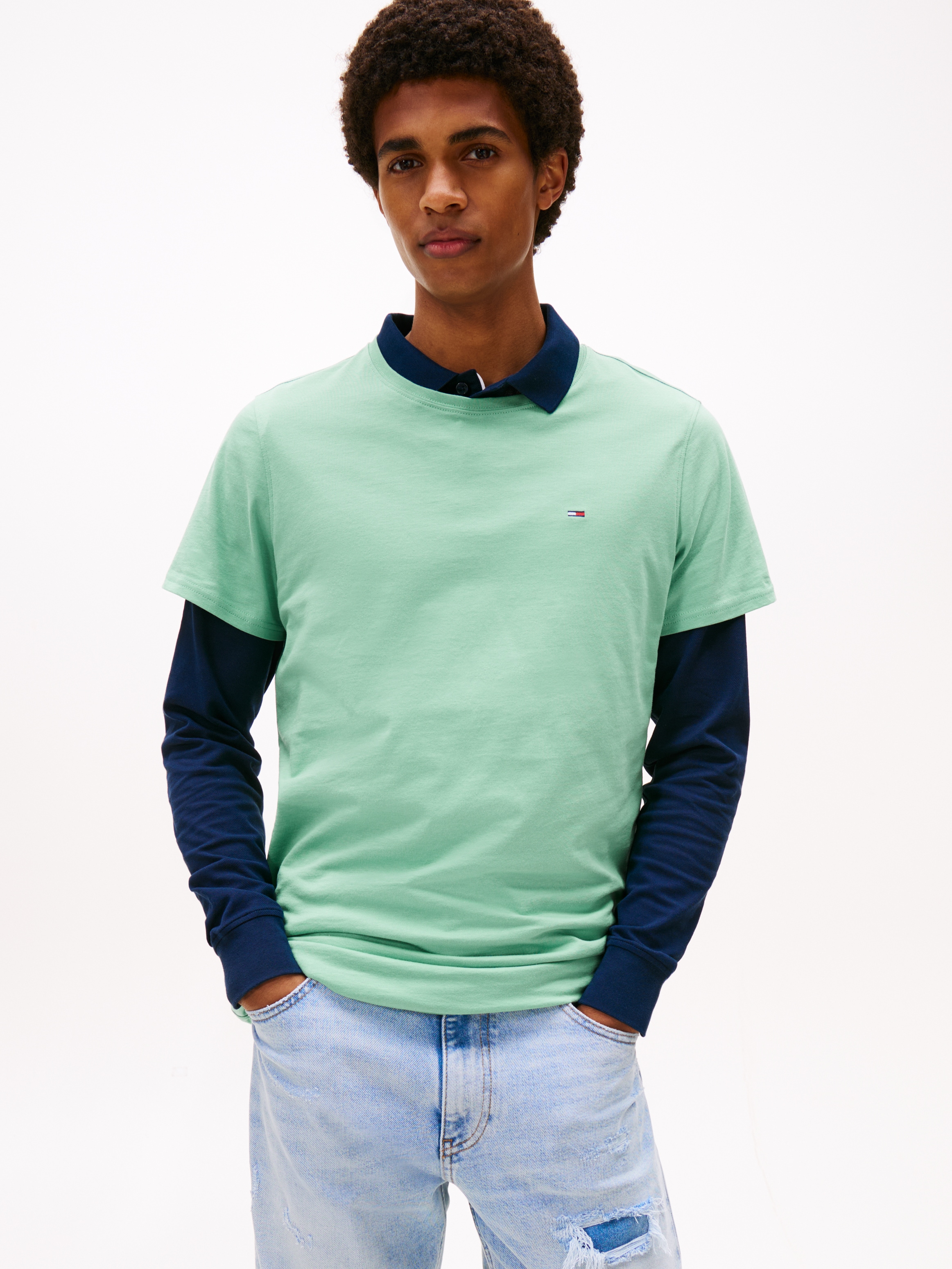 Tommy Jeans T-Shirt »TJM ESSENTIAL SOLID TEE« mit Rundhalsausschnitt und dezenter Logo-Flag