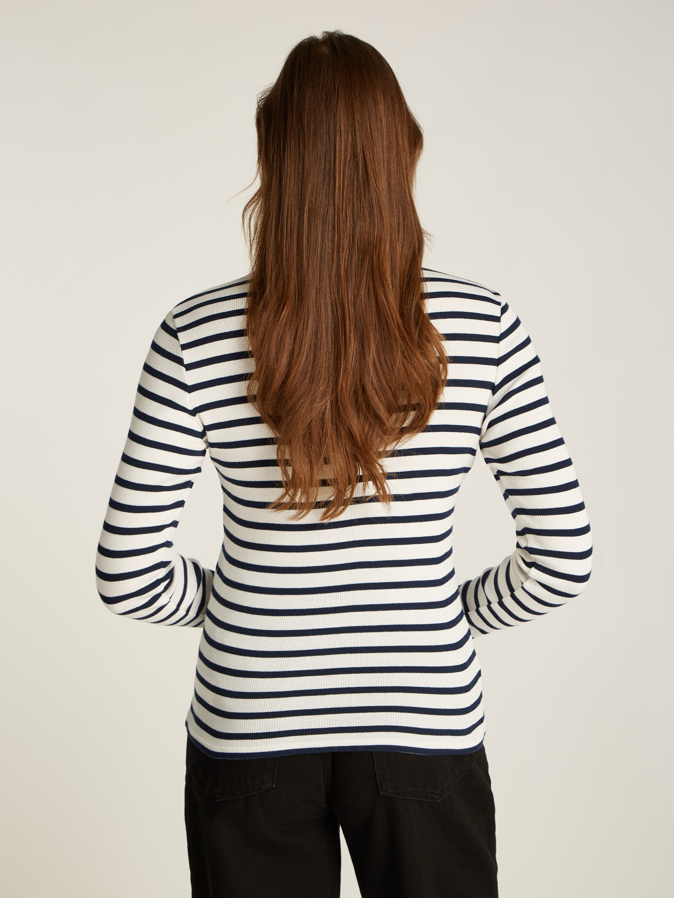Tommy Jeans Langarmshirt »TJW SLM BUTTON RIB C-NECK LS EXT«, mit Logostickerei