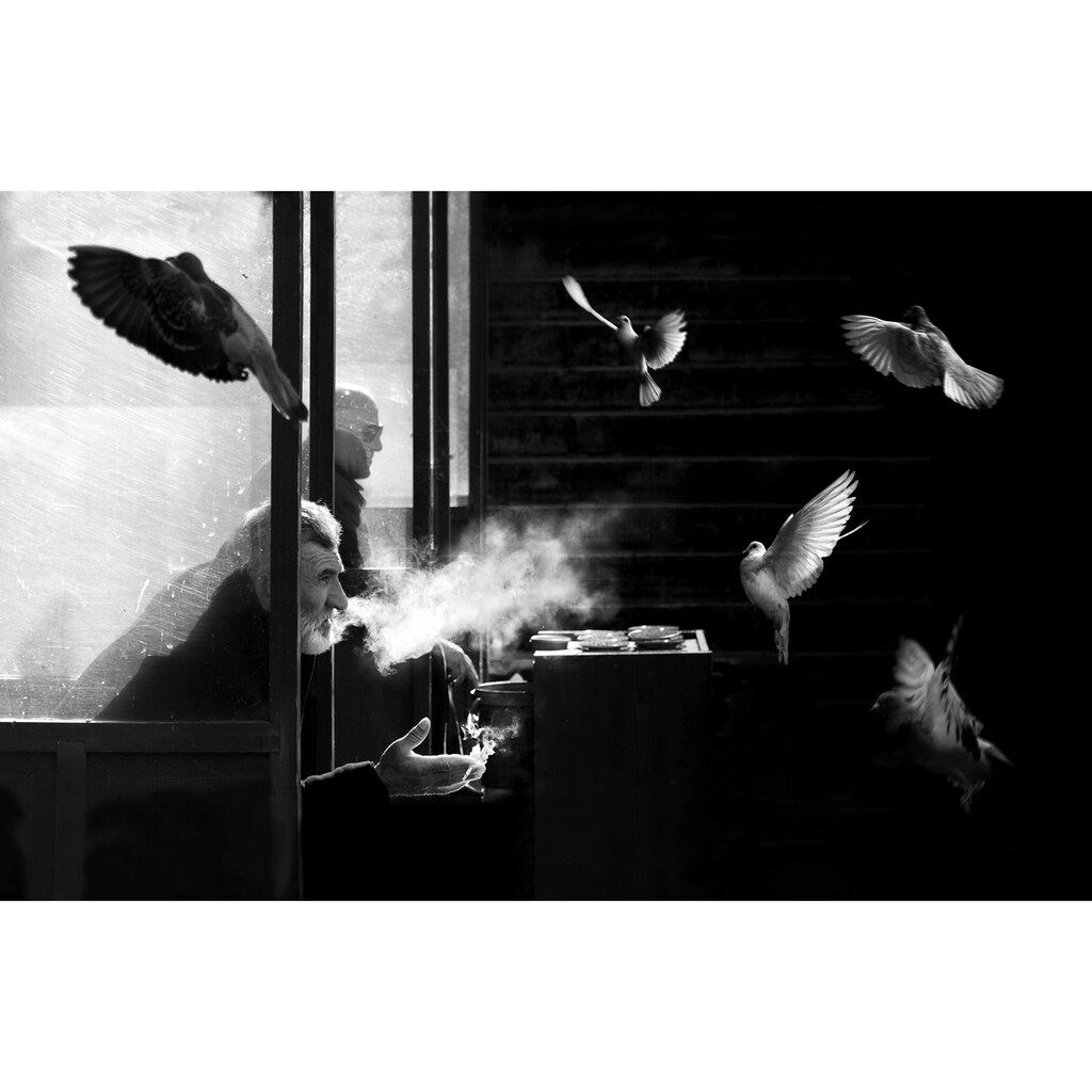 Papermoon Fototapete »Photo-Art JUAN LUIS DURAN, DER MANN DER TAUBEN«