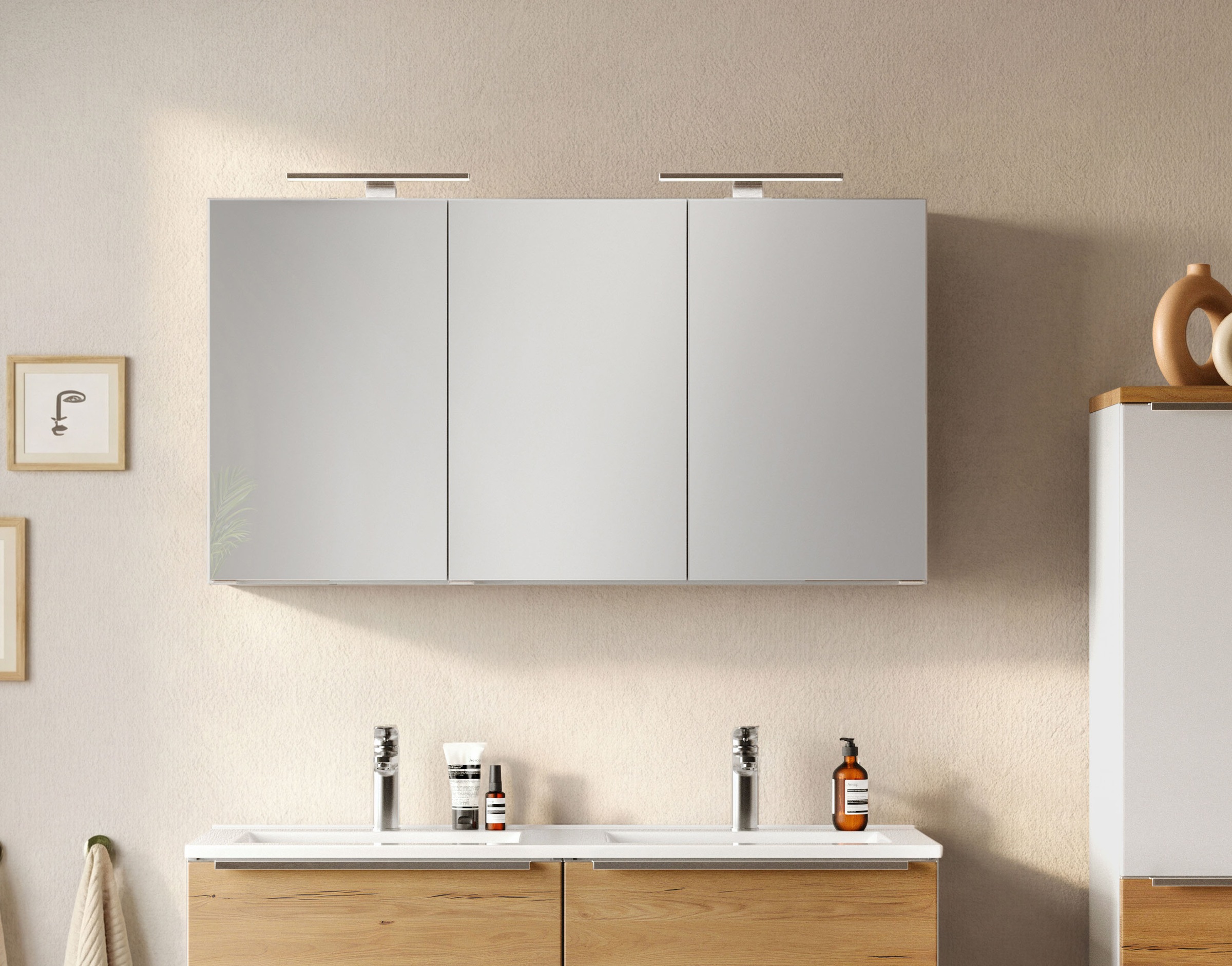 welltime Spiegelschrank »TRIENT, 3D-Spiegelschrank 120 cm, gedämpfte Scharniere« matt weiß/Wildeiche, gedämpfte Scharniere