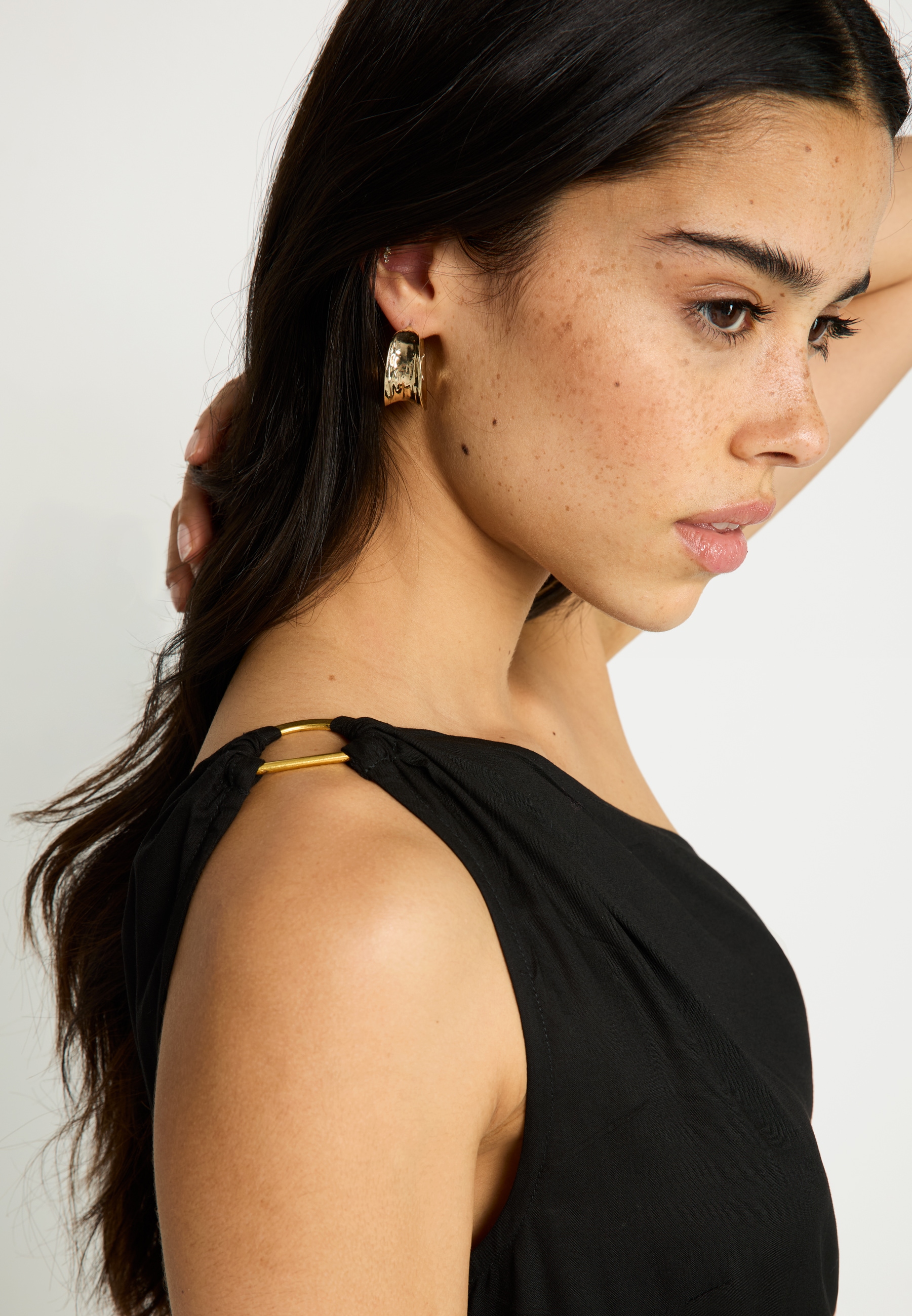 LSCN by LASCANA One-Shoulder-Kleid mit goldfarbenen Zieraccessoire am Träger, Strandkleid