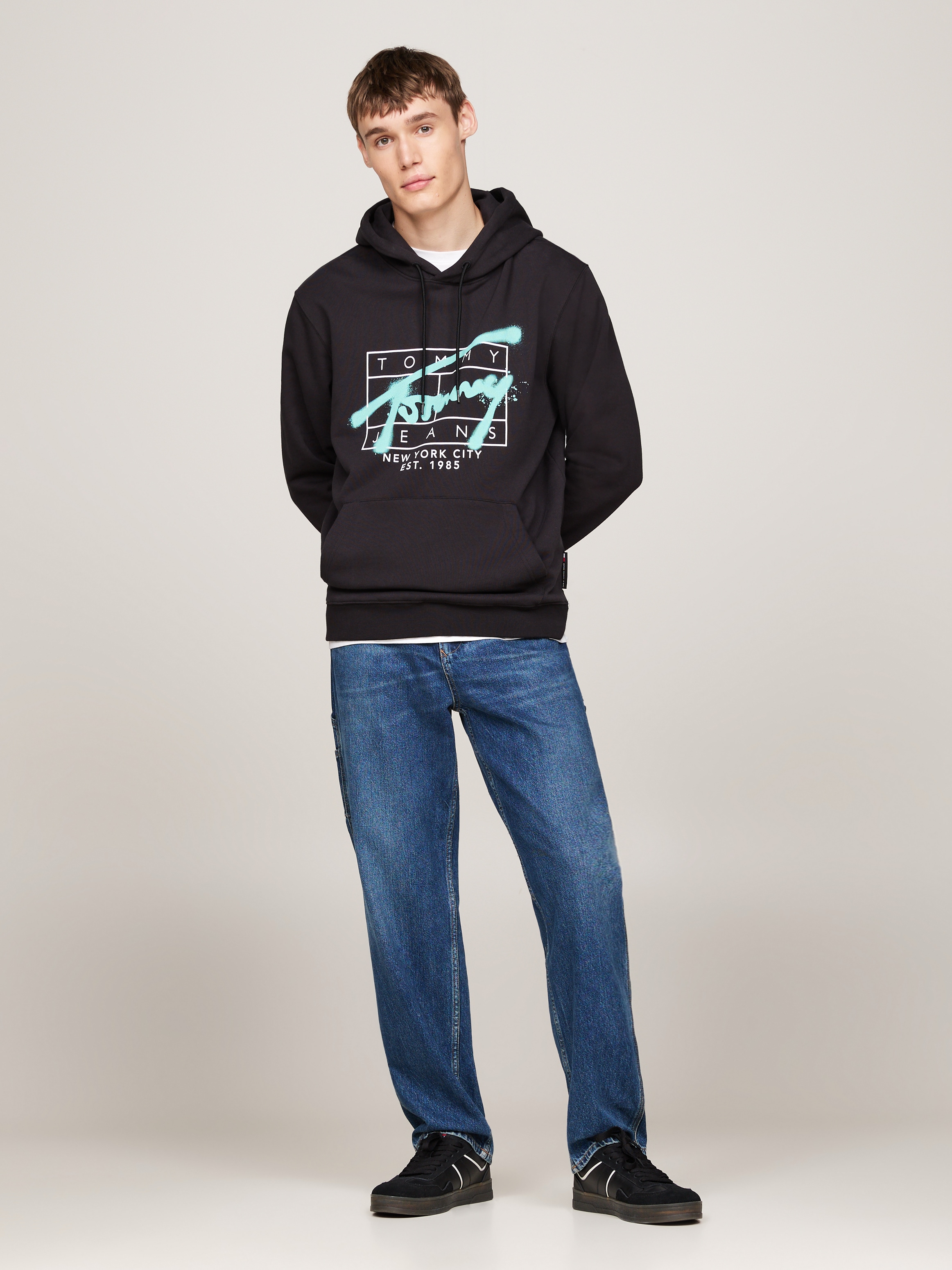 Tommy Jeans Hoodie »TJM REG SPRAY HOODIE«, Tommy Jeans-Graffiti-Signatur-Logo auf Brust