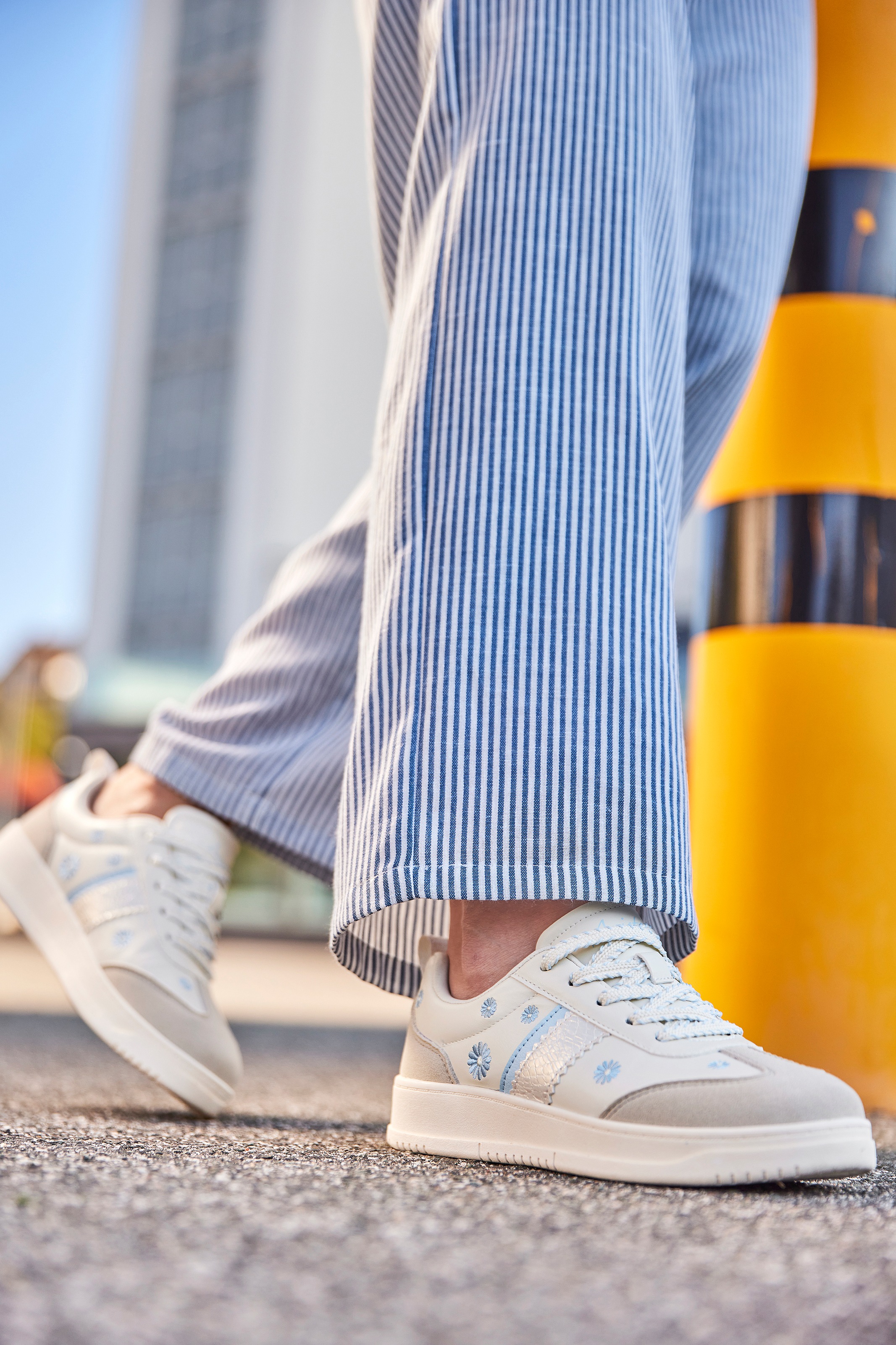 Aniston SHOES Plateausneaker Schnürschuh, Freizeitschuh mit Blumenstickerei günstig online kaufen