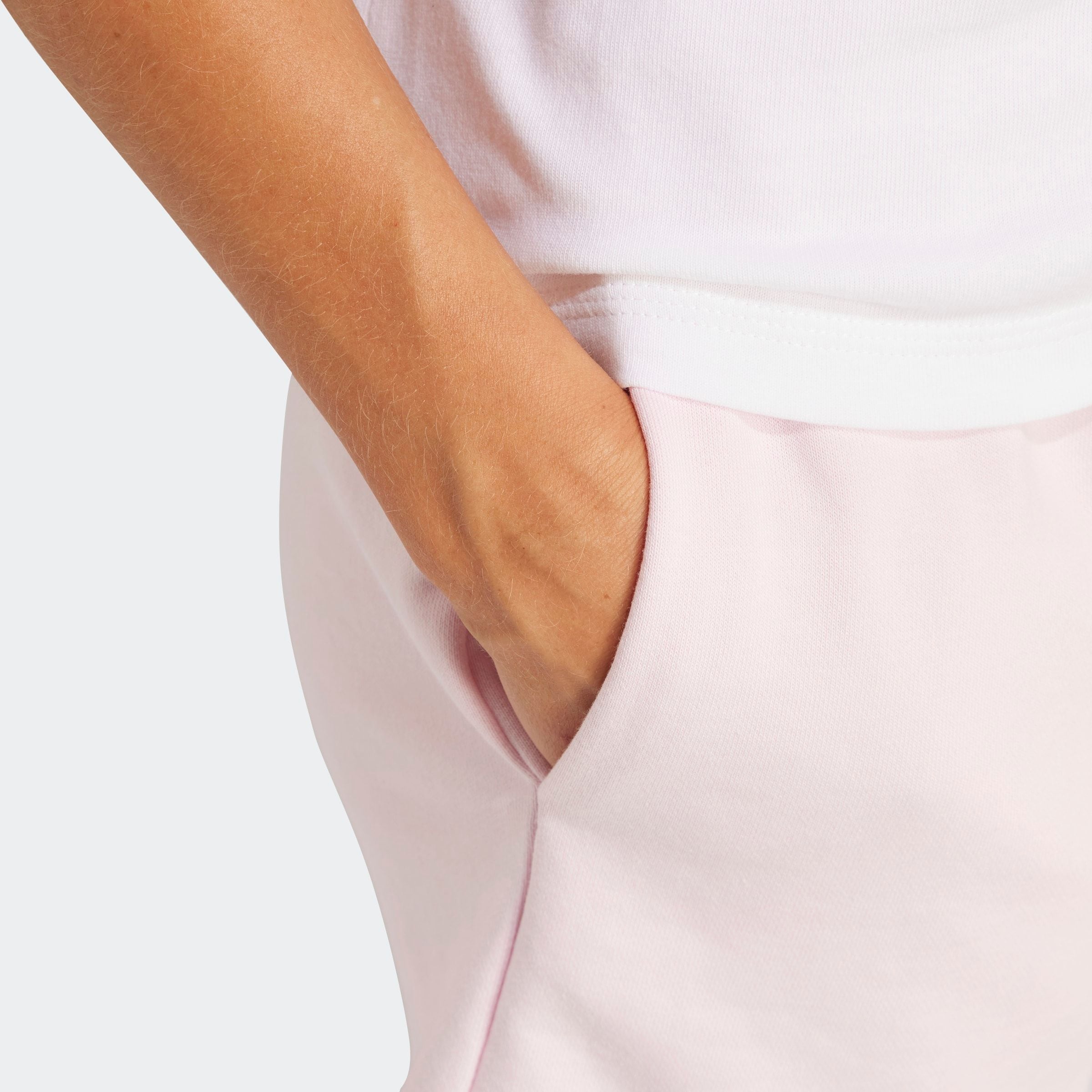 adidas Sportswear Shorts »W LIN FT SHO«, (1 tlg.), Mitelhoher Bund mit Kordelzug, aus weichem French Terry