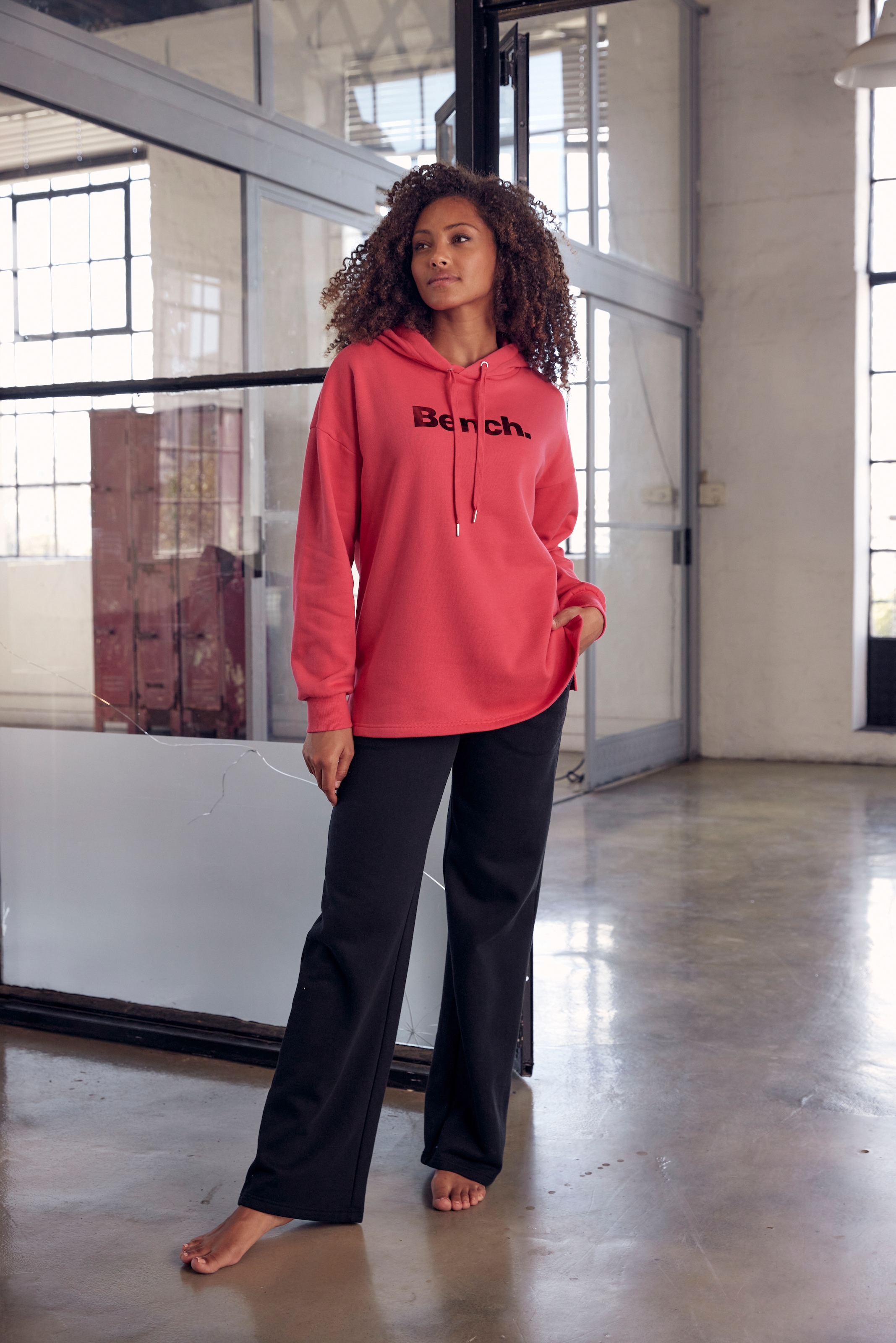 Bench. Hoodie »-Kapuzensweatshirt«, mit seitlichen | Schlitzen, BAUR und Loungewear bestellen Logodruck glänzendem