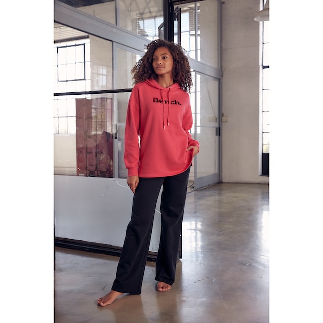 Bench. Hoodie »-Kapuzensweatshirt«, mit glänzendem Logodruck und seitlichen  Schlitzen, Loungewear bestellen | BAUR