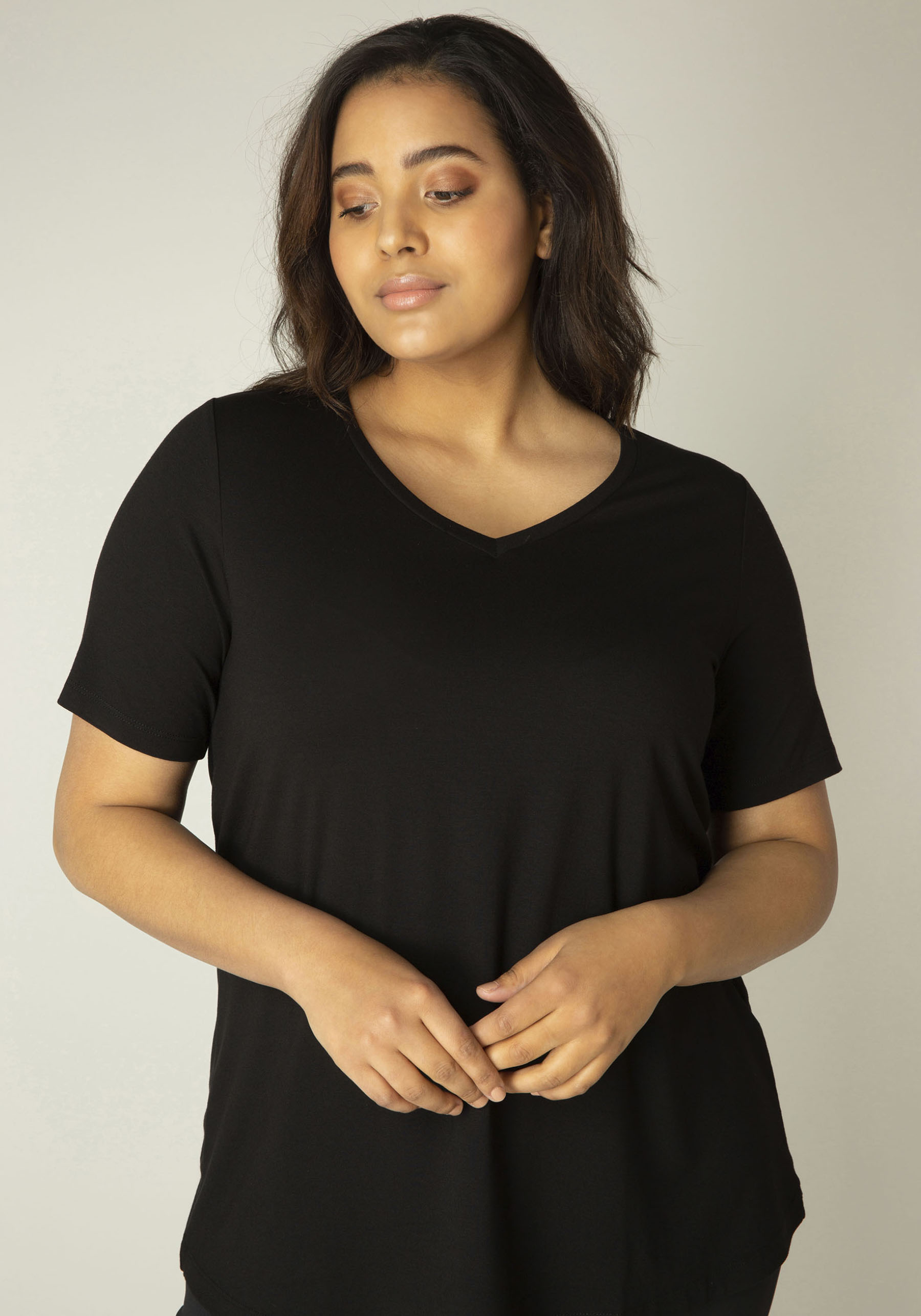 Thumbnail - Base Level Curvy T-Shirt "Alba", mit V-Ausschnitt