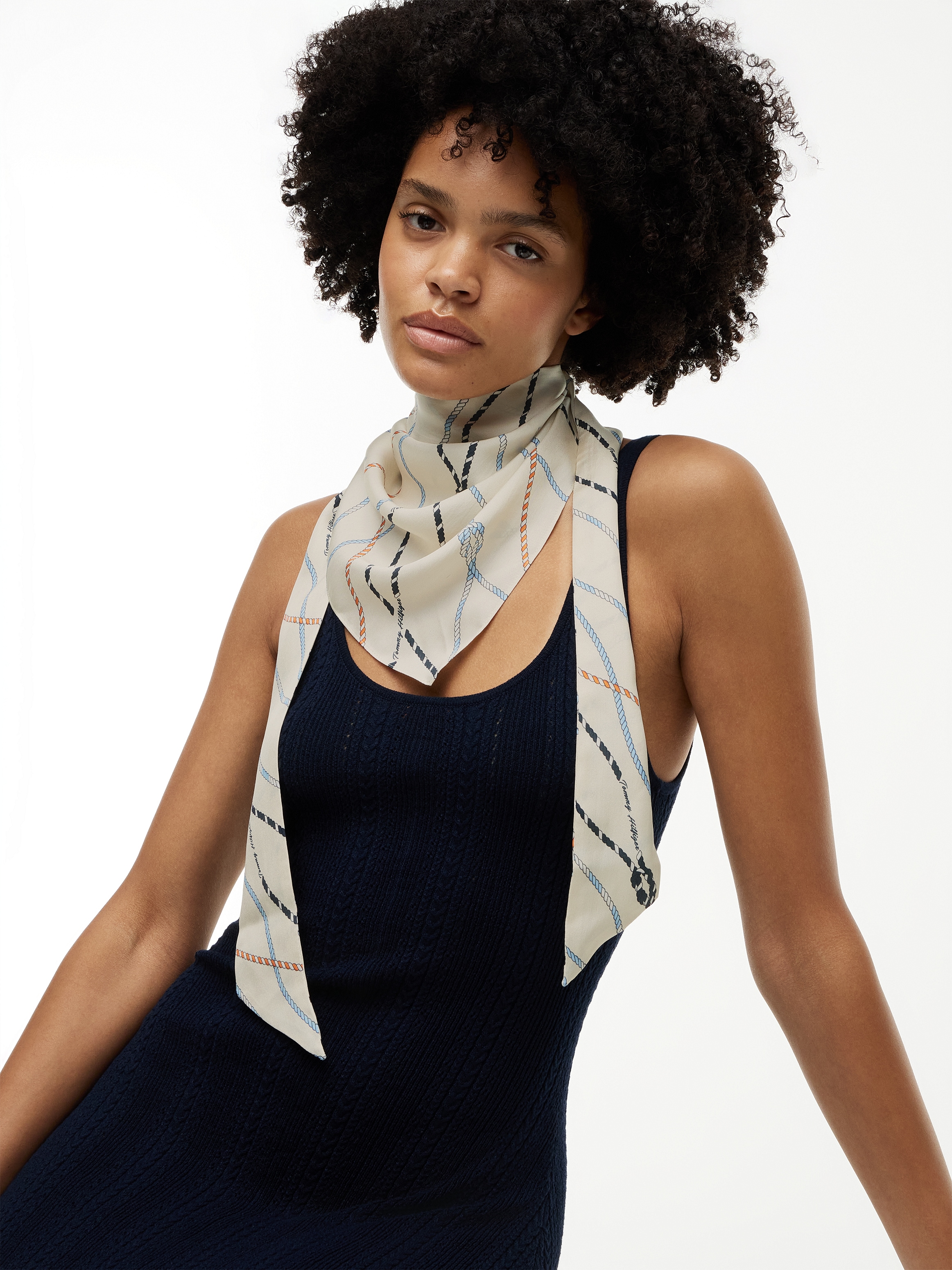 Tommy Hilfiger Modeschal "TH NAUTICAL SILK TRIANGLE" aus reiner Seide mit Seil-Print