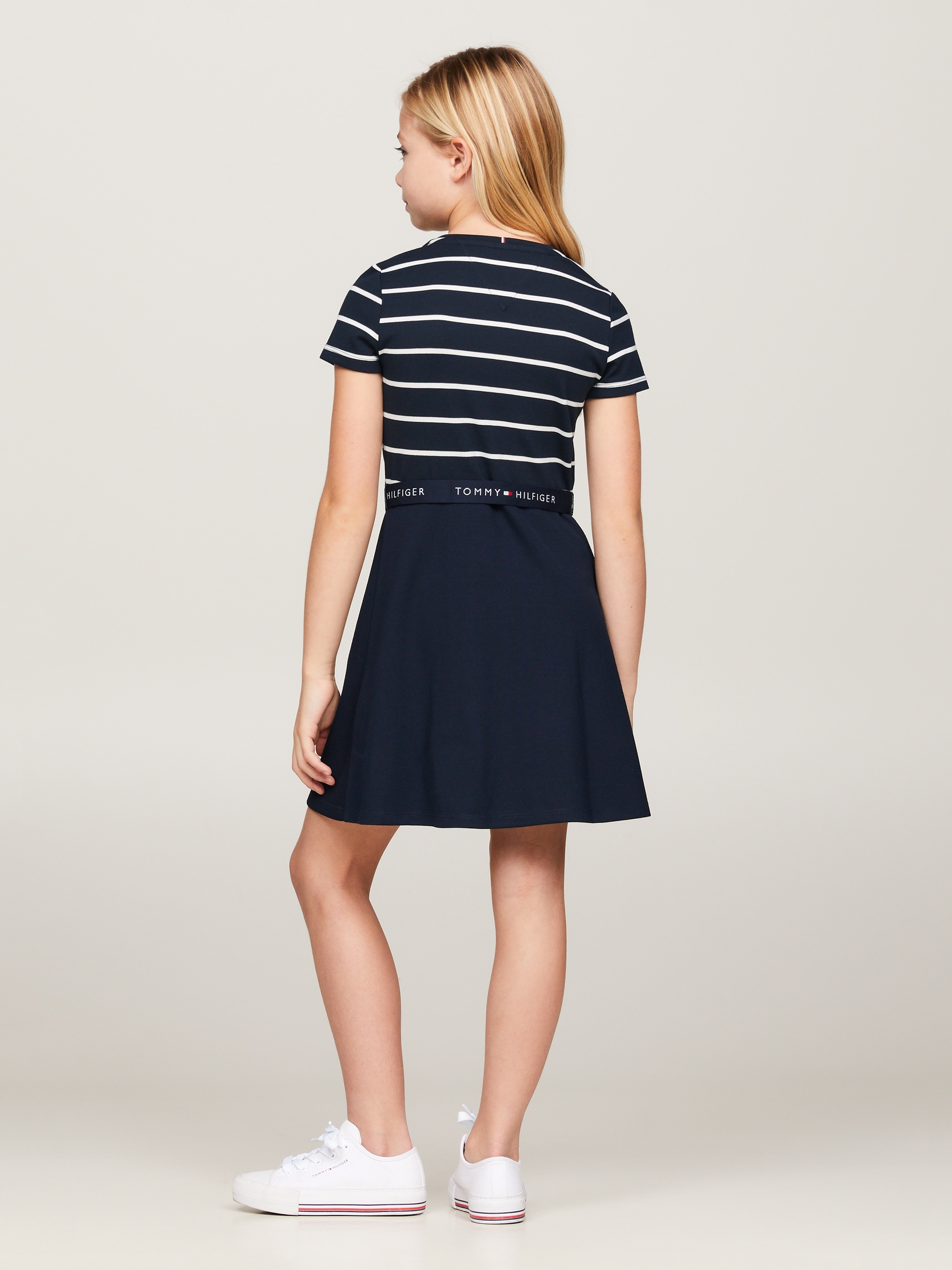 Tommy Hilfiger Jerseykleid »ESSENTIAL SKATER DRESS«, mit Markenlabel am Bund