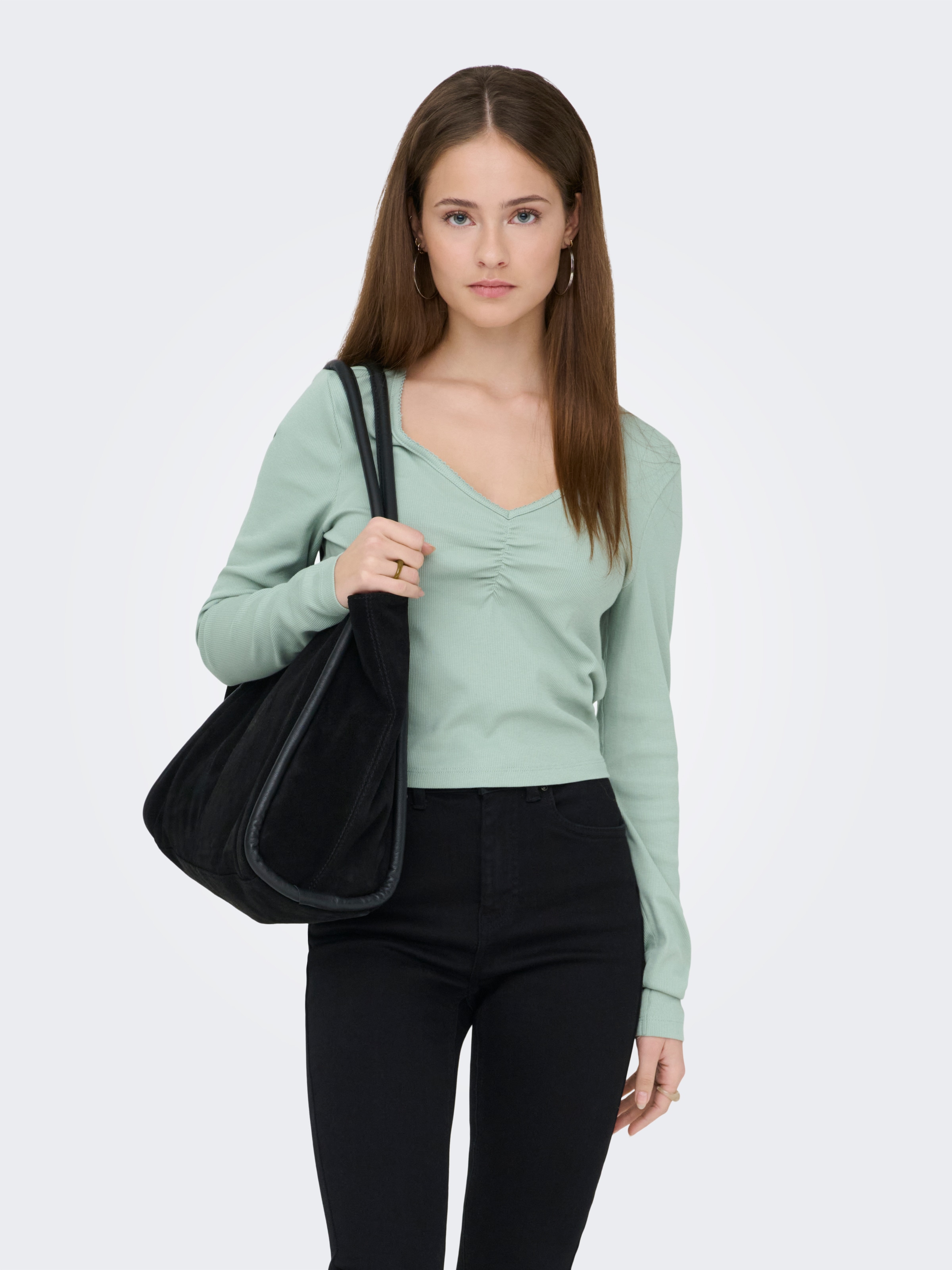 ONLY Langarmshirt »ONLBETTY LIFE L/S SCALLOP V-NECK CC JRS« mit Raffung am Ausschnitt