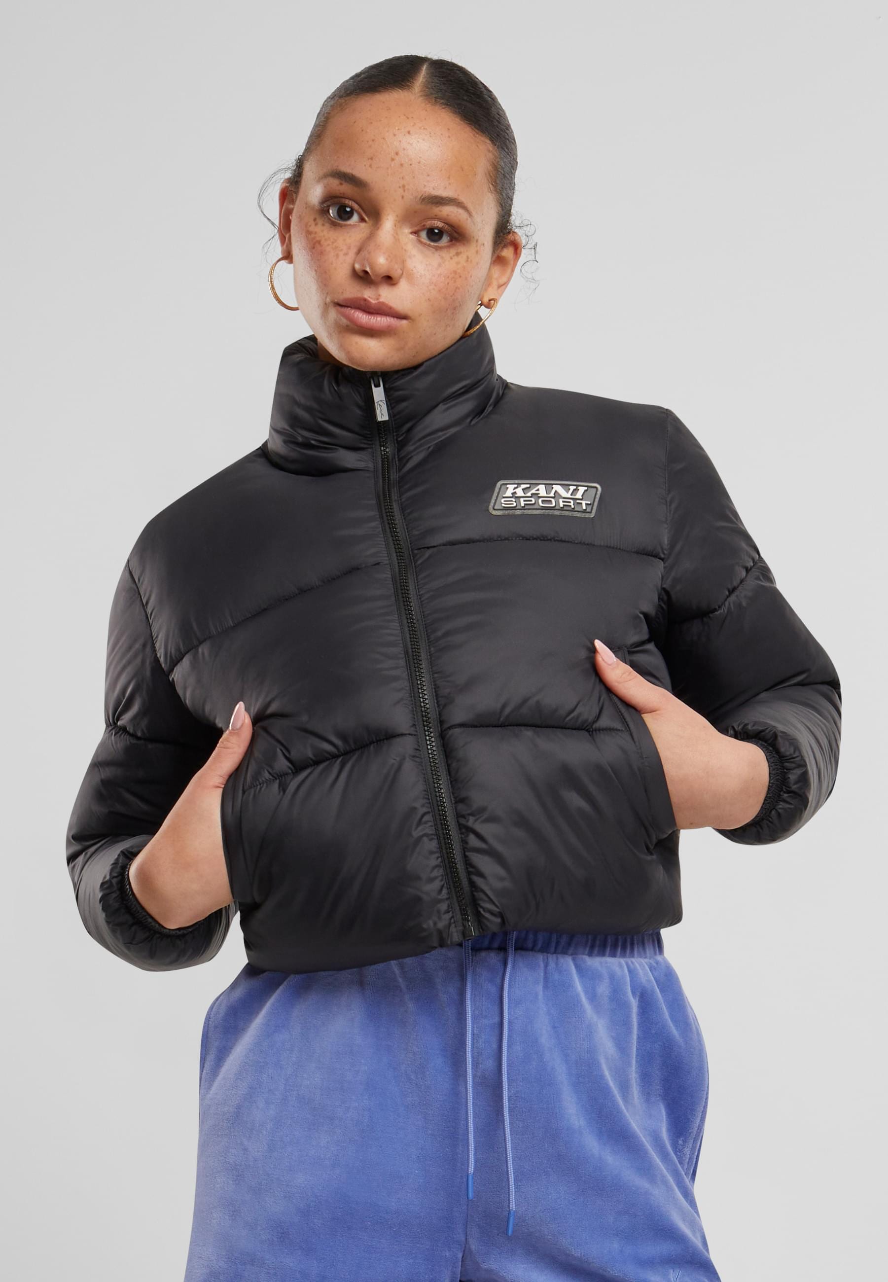 Karl Kani Winterjacke »Karl Kani Karl Kani Sport Patch Crop Puffer Jacket«, (1 St.), ohne Kapuze