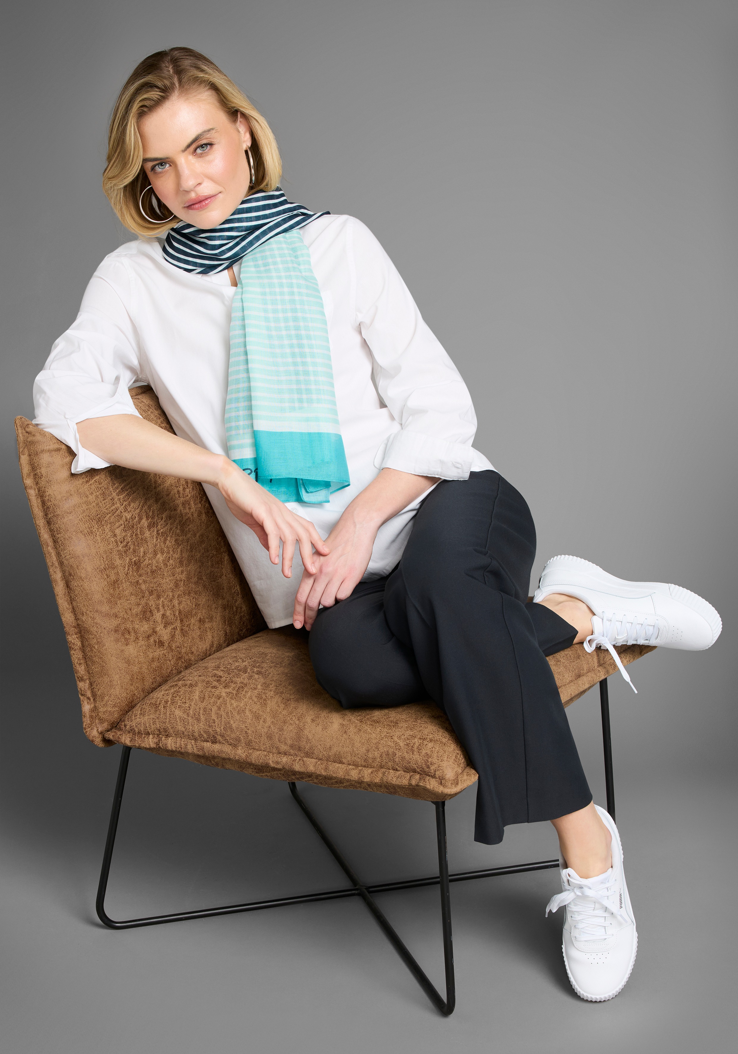 Thumbnail - Laura Scott Modetuch, im trendigen Streifen- & Schriftdesign - NEW