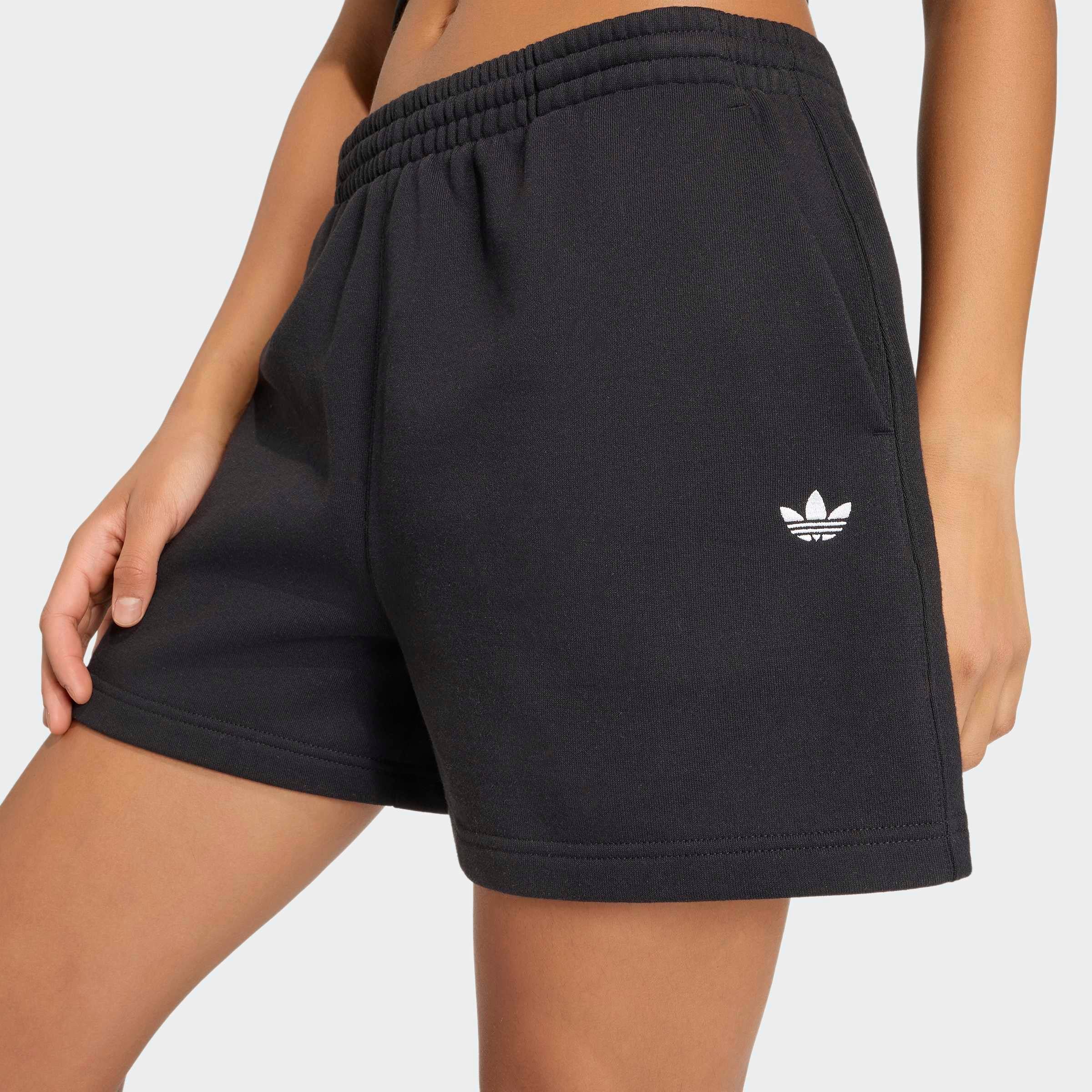 adidas Originals Shorts »ESS FL«  mit engem Schnitt, aus Baumwolle und Polyester