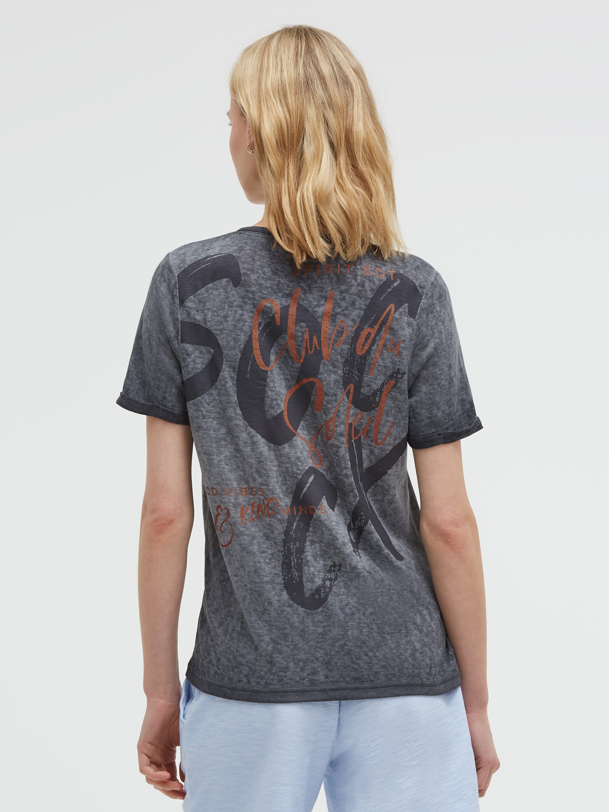 SOCCX V-Shirt mit fixierten Turn-Up-Ärmeln