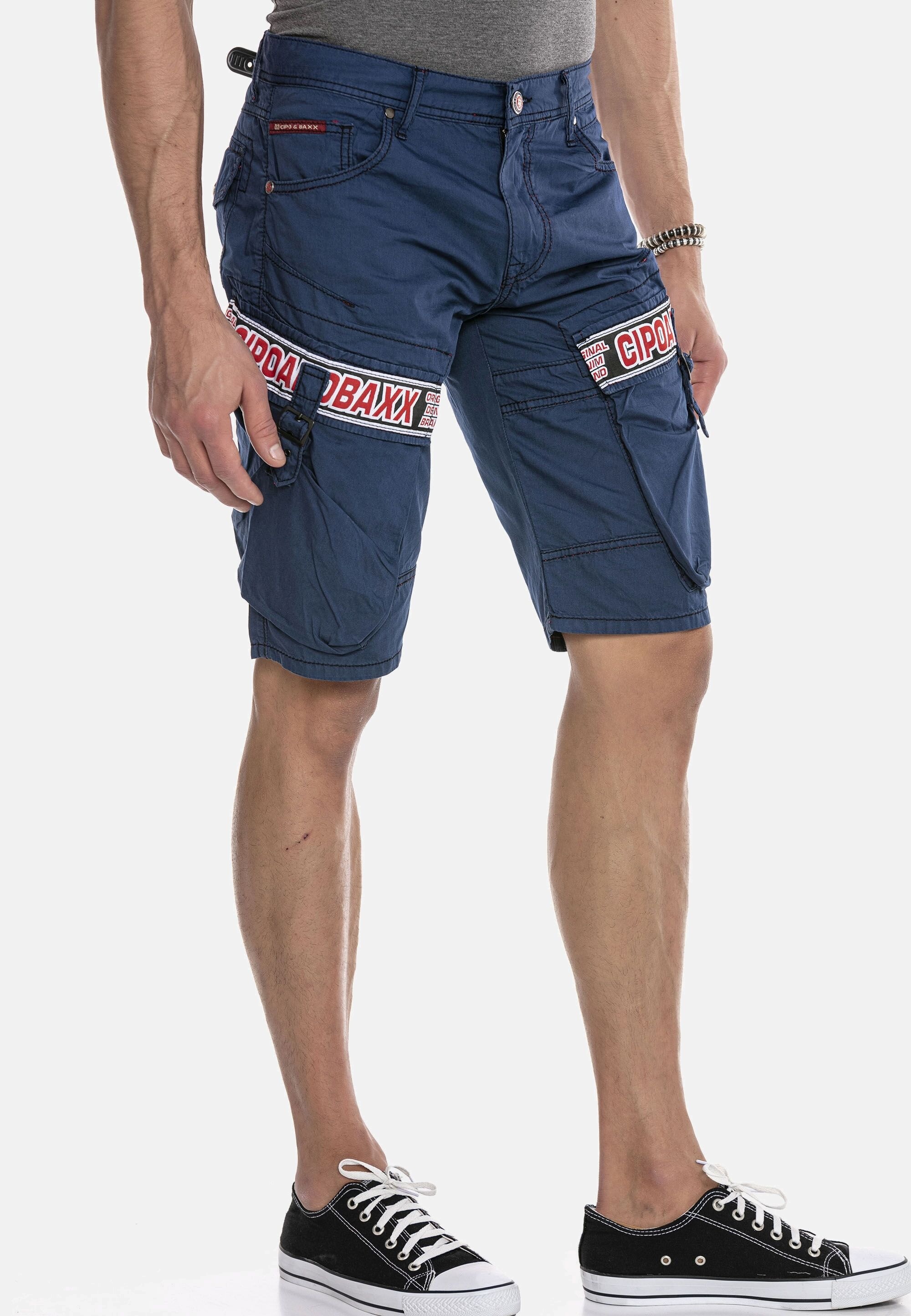 Cipo & Baxx Jeansbermudas »Capri-Shorts«, mit angesagtem Label-Patch auf den Cargotaschen