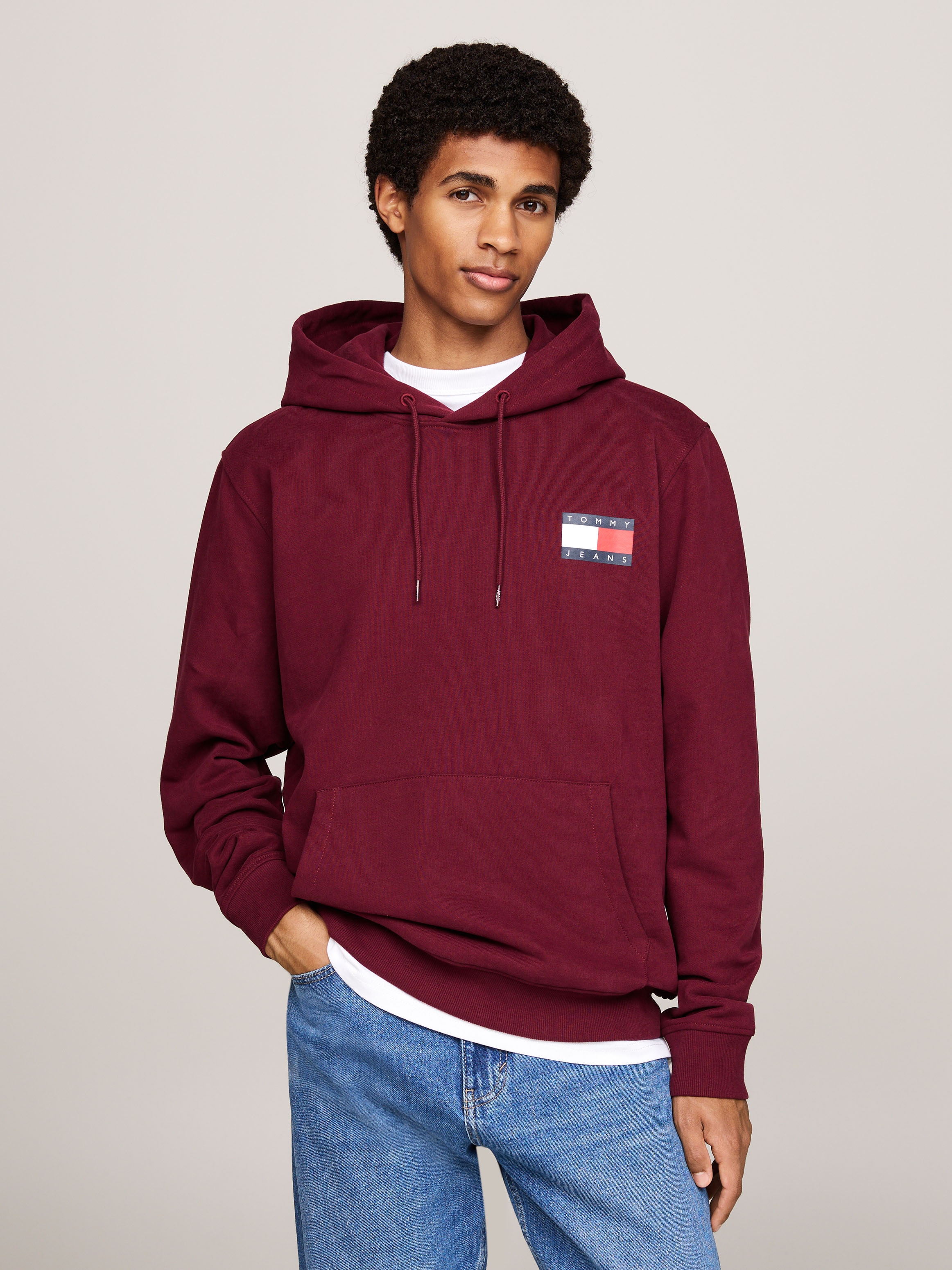 Sweatshirt »TJM REG ESSENTIAL FLAG HOOD EXT«, mit bedruckten Markenlogo auf Brusthöhe