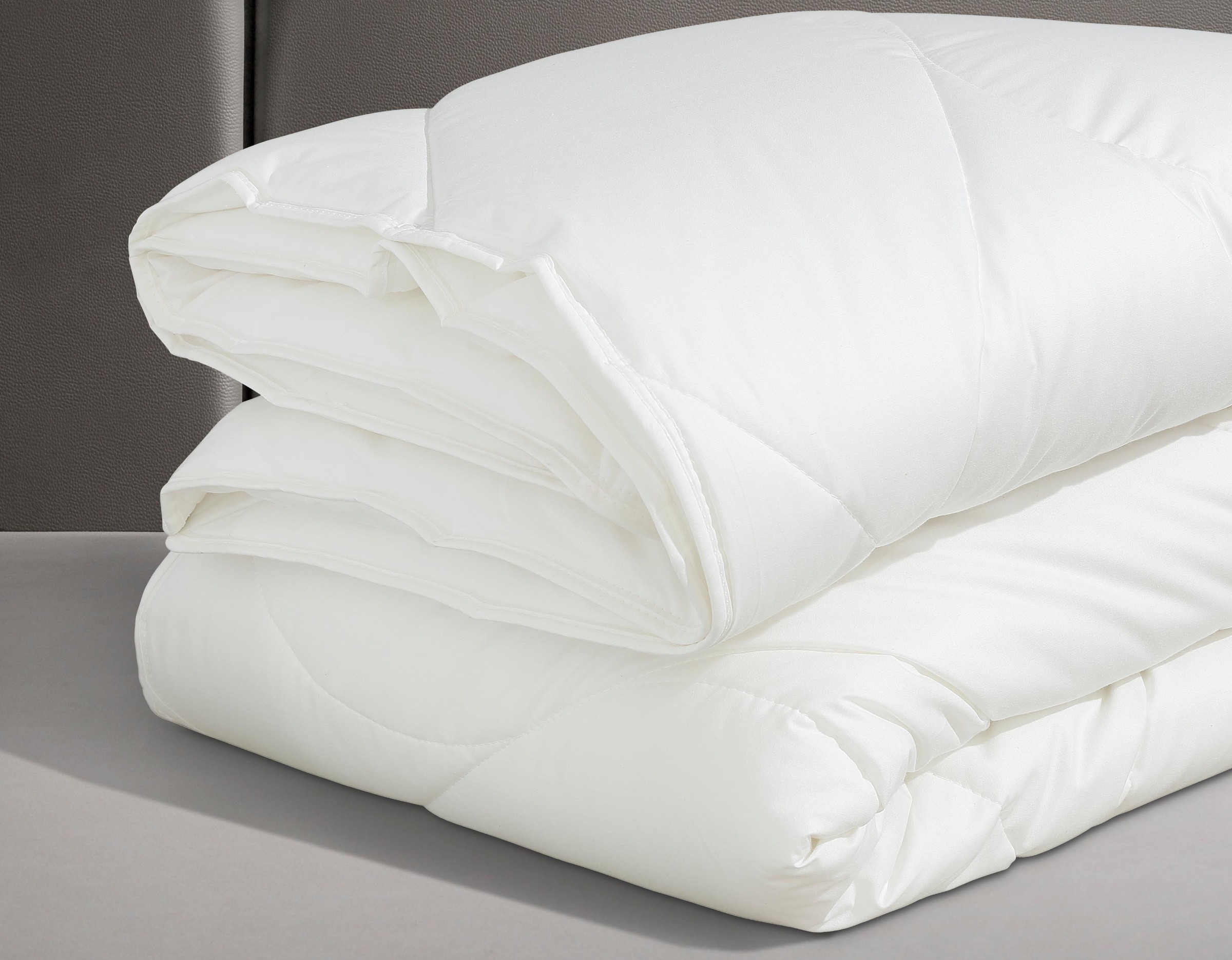 fan Kunstfaserbettdecke »f.a.n. Antibac mit antibakterieller Wirkung«, 4-Jahreszeiten, Füllung Polyester, Bezug Baumwolle, (1 St.), passend zur Bettdecke GRATIS dazu 1 Kopfkissen 40x80 cm!