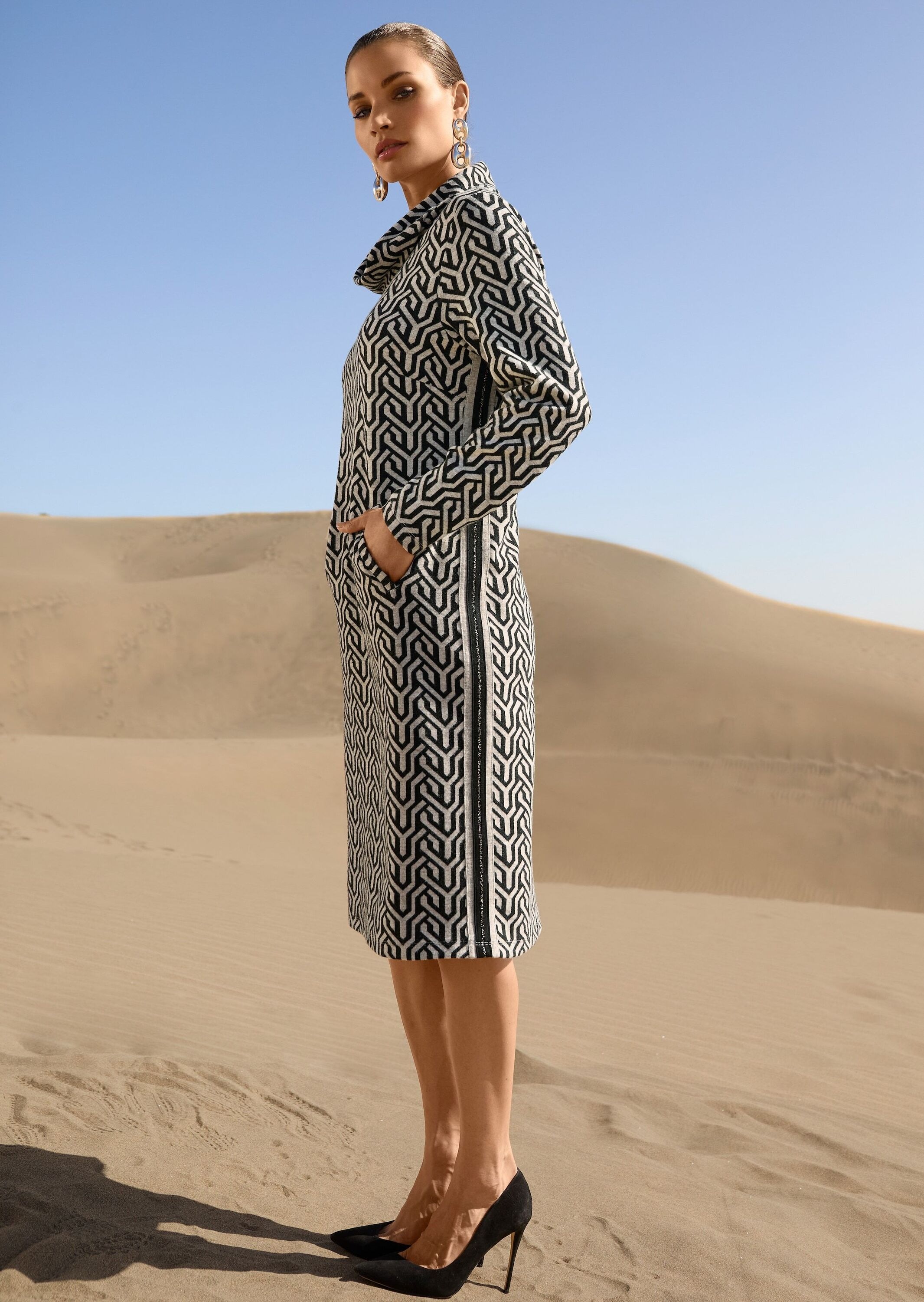 MADELEINE Sommerkleid »Kleid Kleid mit Grafik-Jacquard und Rollkragen« Grafik-Jaquard