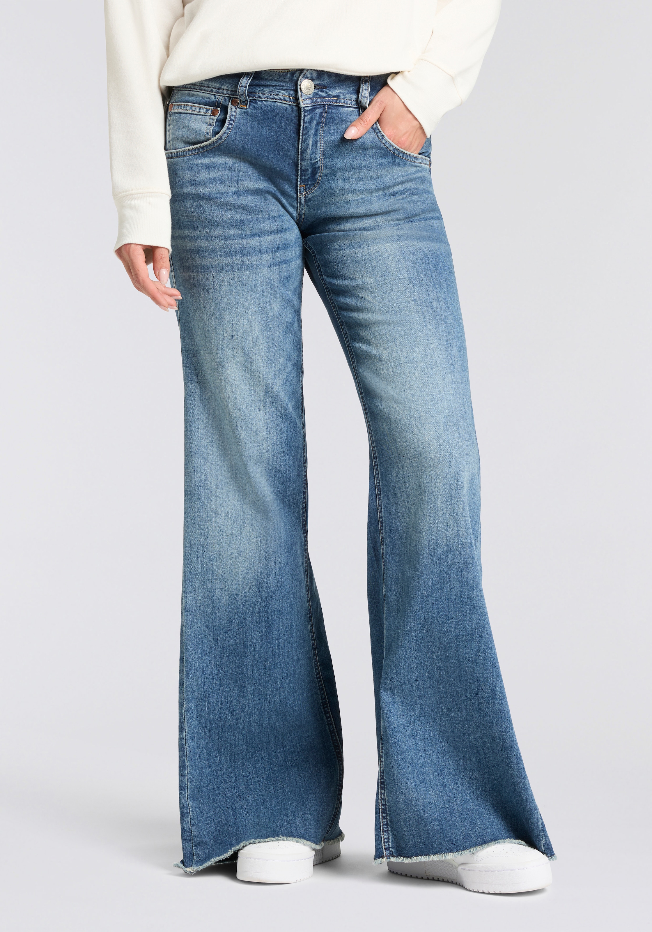 Herrlicher 5-Pocket-Jeans "Edna Kama Denim Light" Flared Fit, extra Weite günstig online kaufen