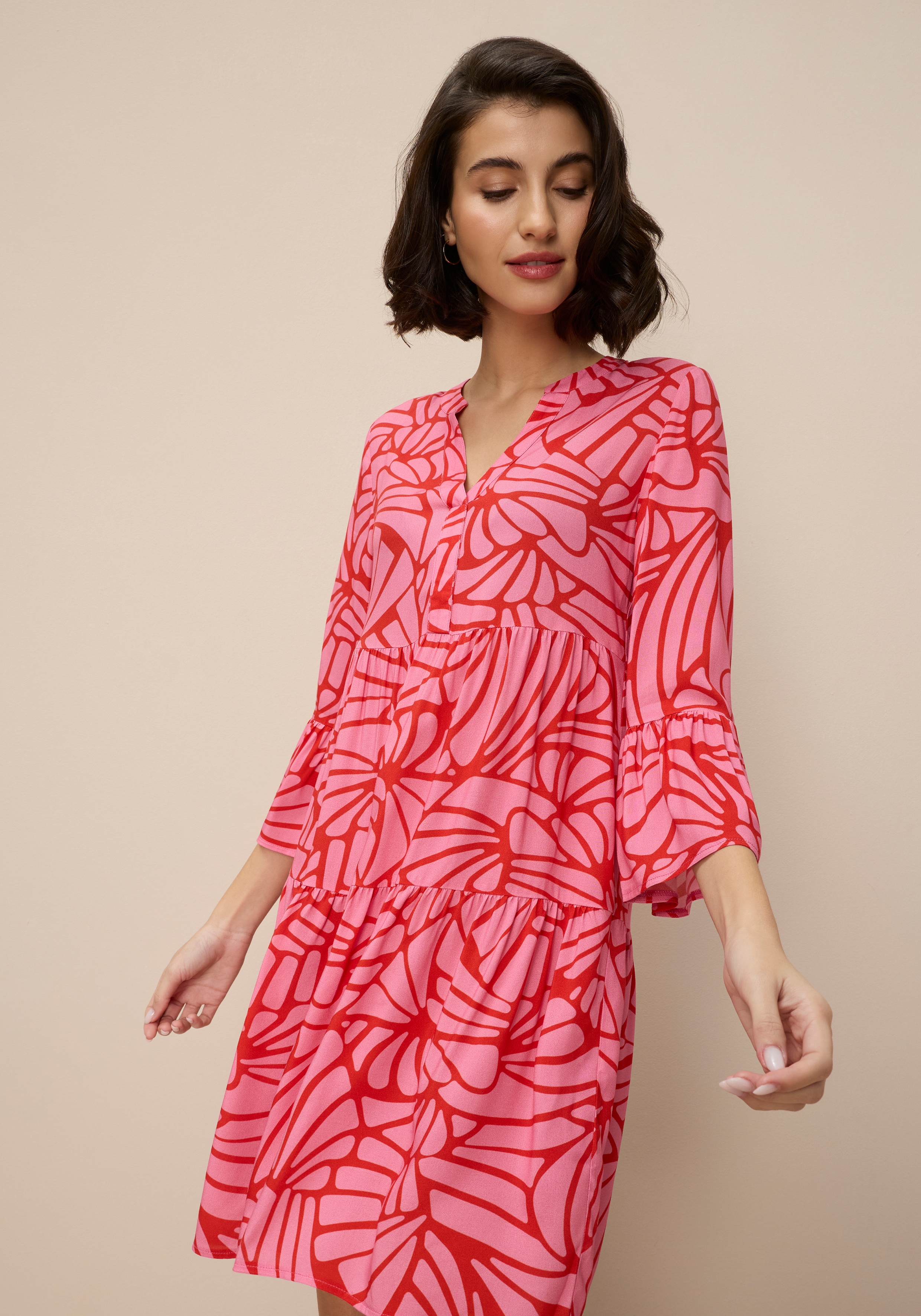 Tamaris Sommerkleid "mit Allover-Print und Volants" aus Viskose, für Frühling und Sommer, Mini-Länge
