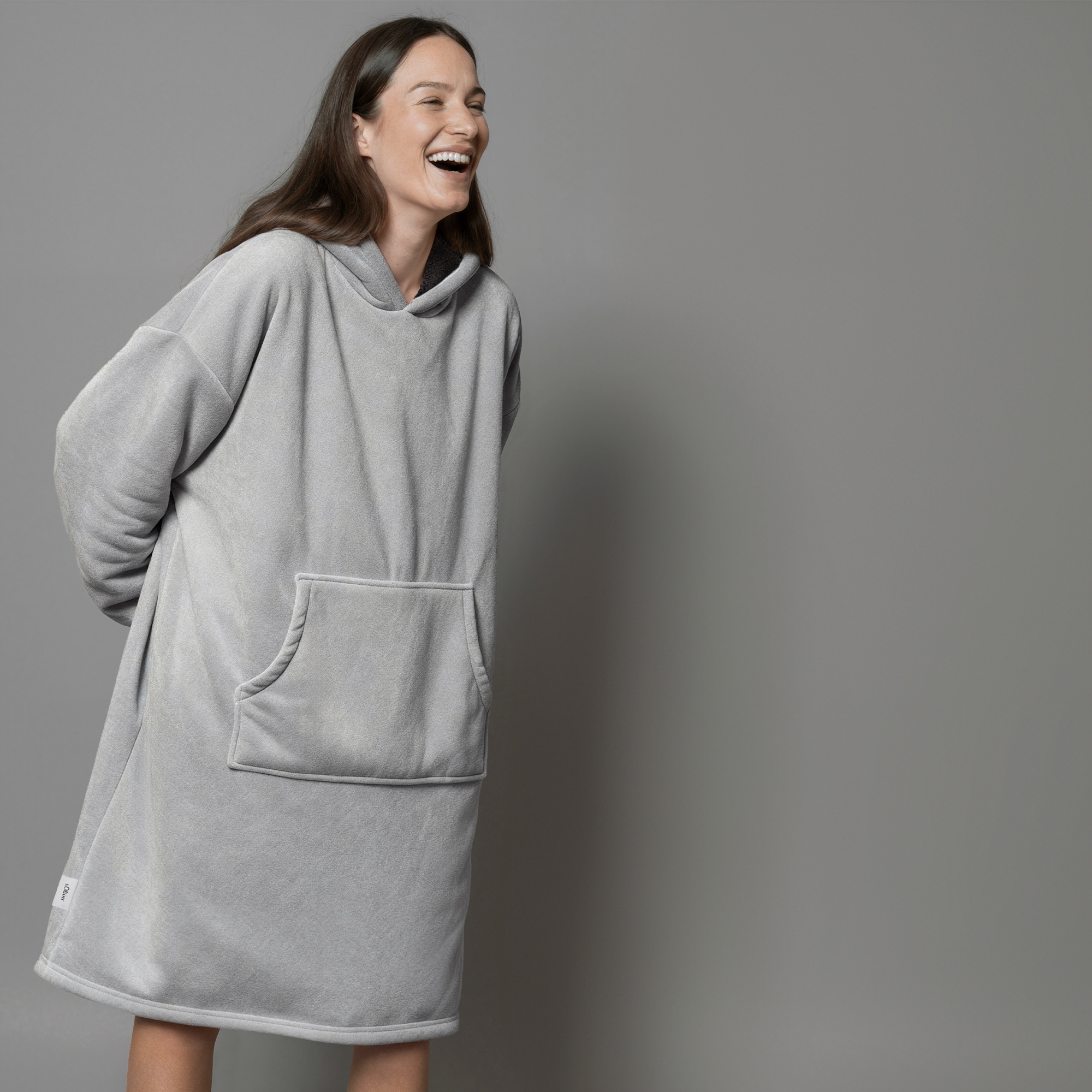 s.Oliver Wohndecke »s.Oliver Lounge Hoodie« mit Kapuze, Ärmeln und Tasche