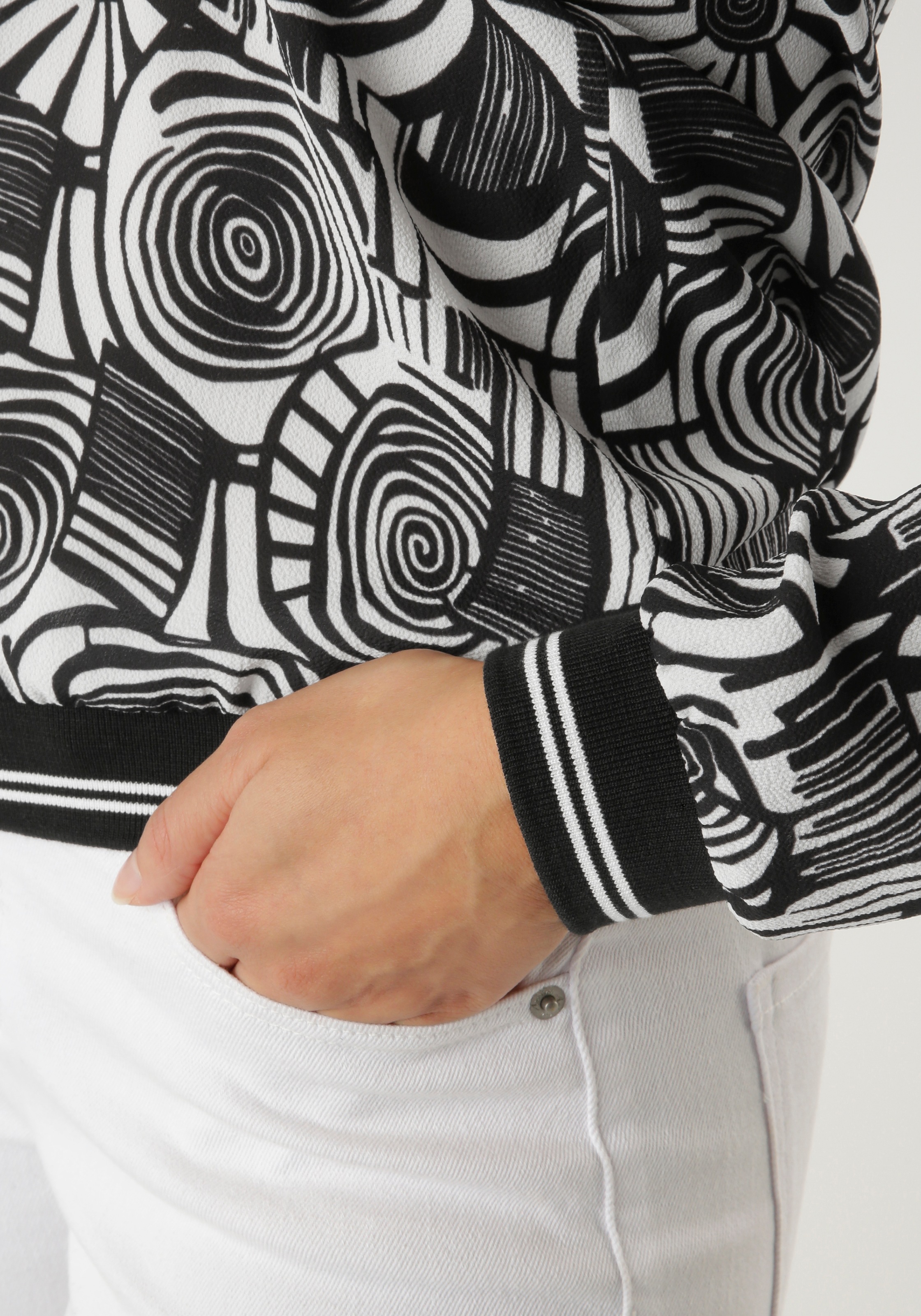 Thumbnail - Aniston SELECTED Shirtbluse mit gestreiften Bündchen und Retro-Muster - NEUE KOLLEKTION