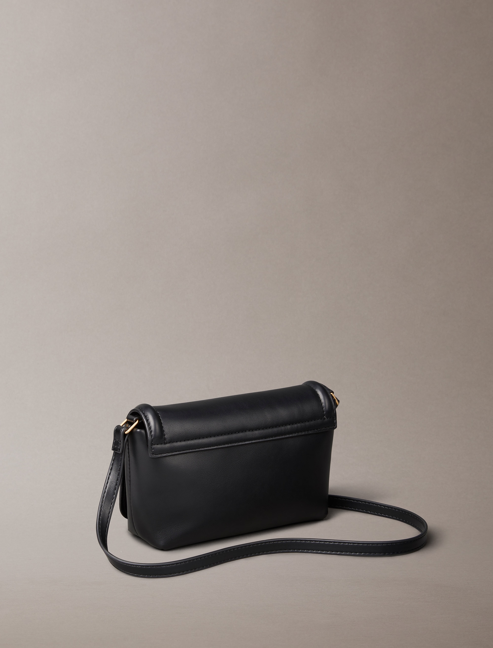 Calvin Klein Umhängetasche »RAISED CK FLAP CROSSBODY«, Damen-Schultertasche, Handtasche, kleine Abendtasche mit CK-Logo