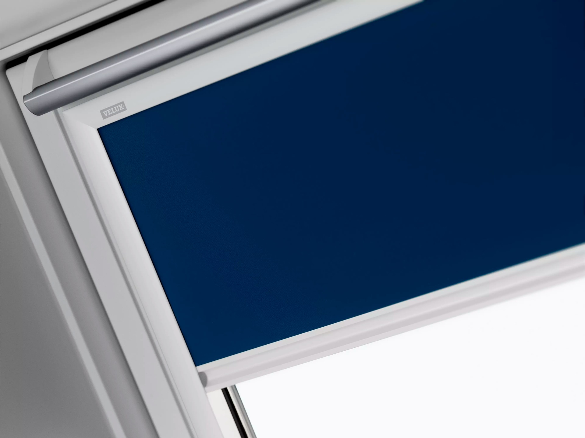 VELUX Verdunklungsrollo »DKL 1100SWL«, verdunkelnd, ohne Bohren, in Führungsschienen, Stoff dunkelblau mit alufarbenen Führungsschienen & Griffleiste
