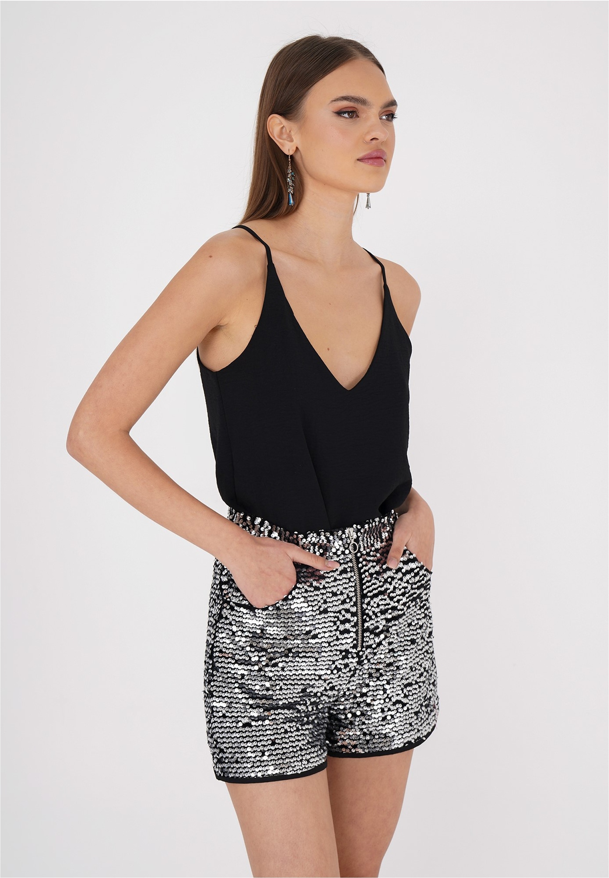 freshlions Shorts »Yara«, mit glitzerndem Paillettenbesatz