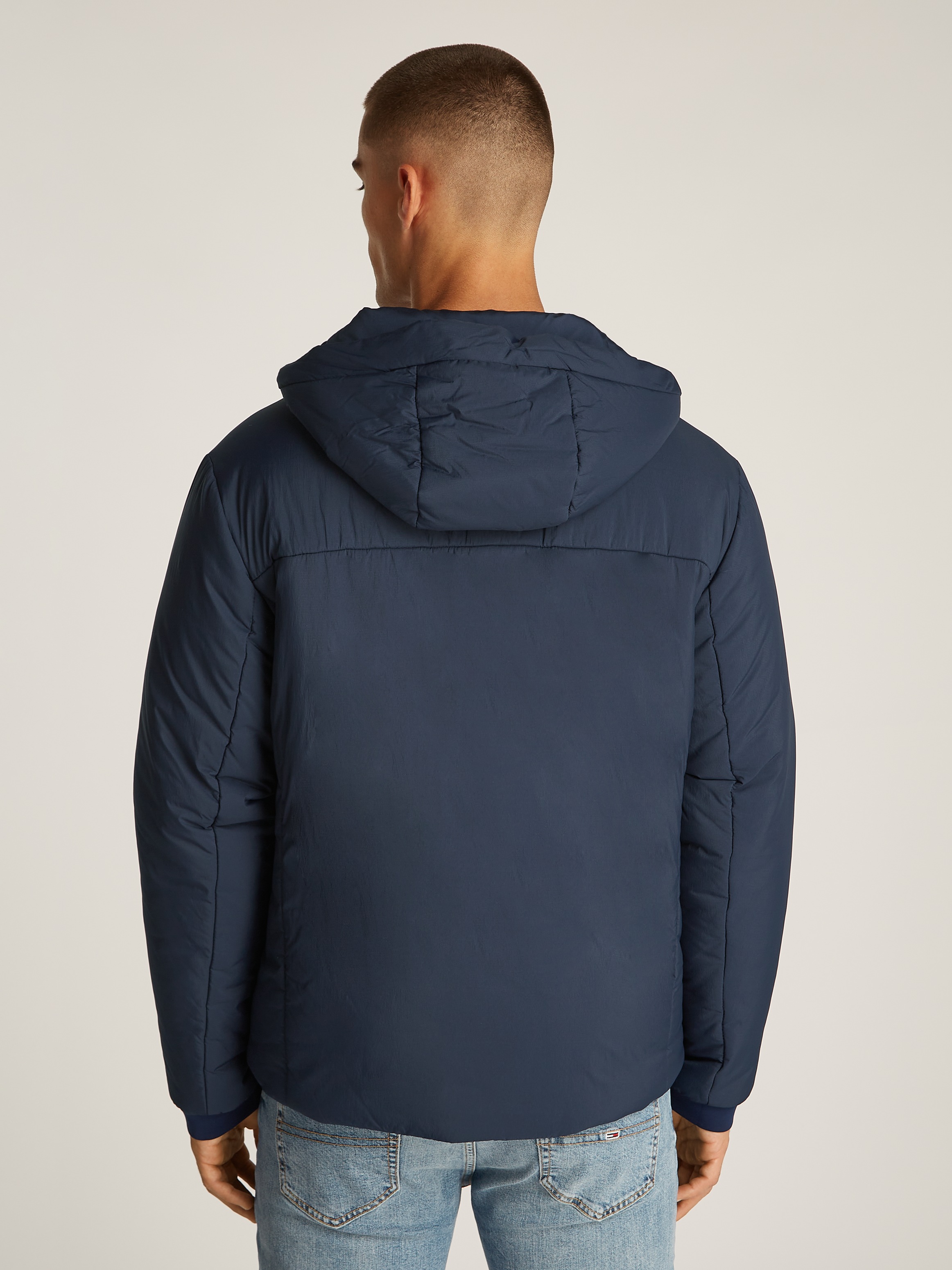 Tommy Jeans Kurzjacke "TJM LT POLY JACKET EXT", mit Kapuze, mit Logosticker günstig online kaufen