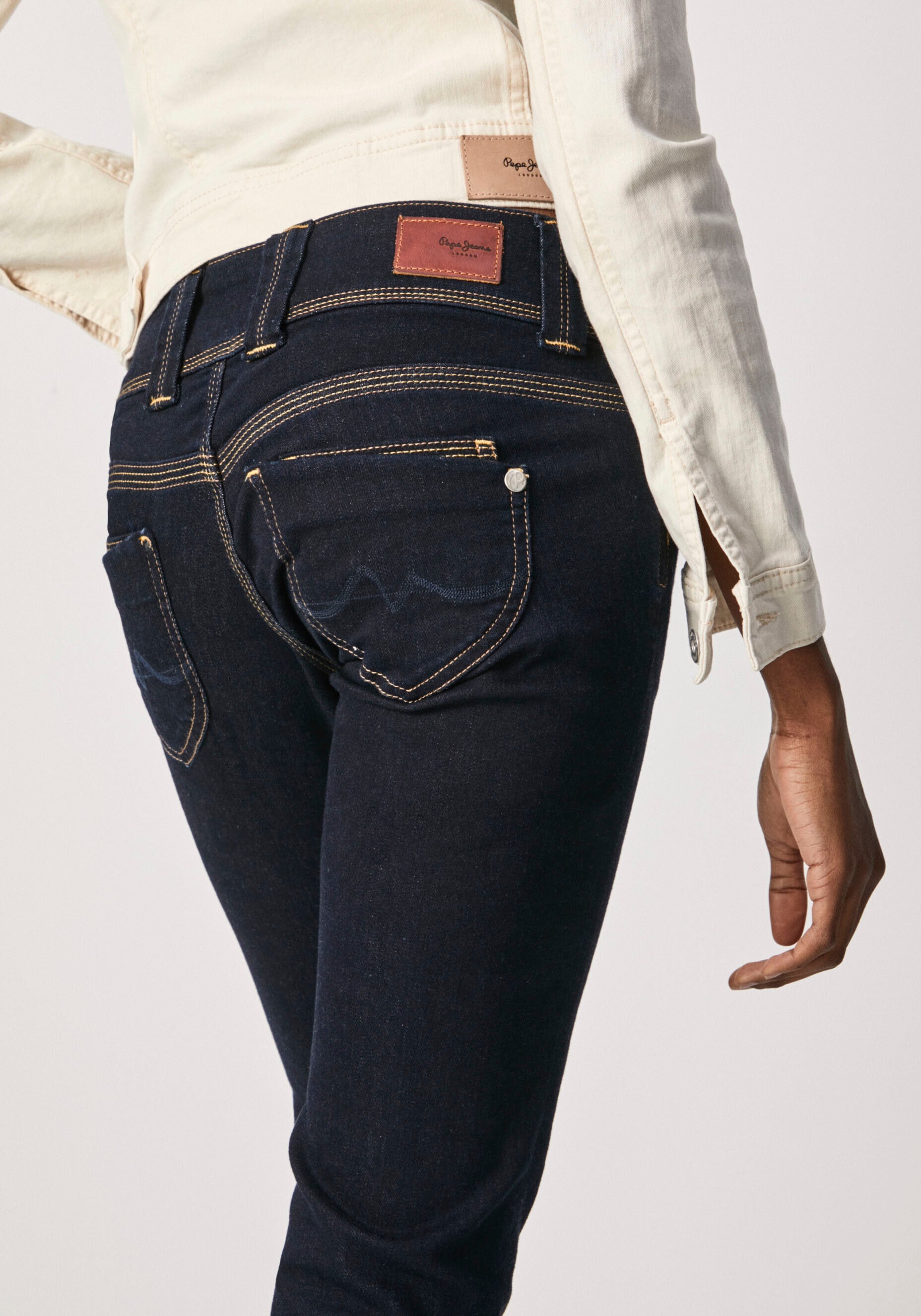 Pepe Jeans Straight-Jeans »VENUS«, mit Badge