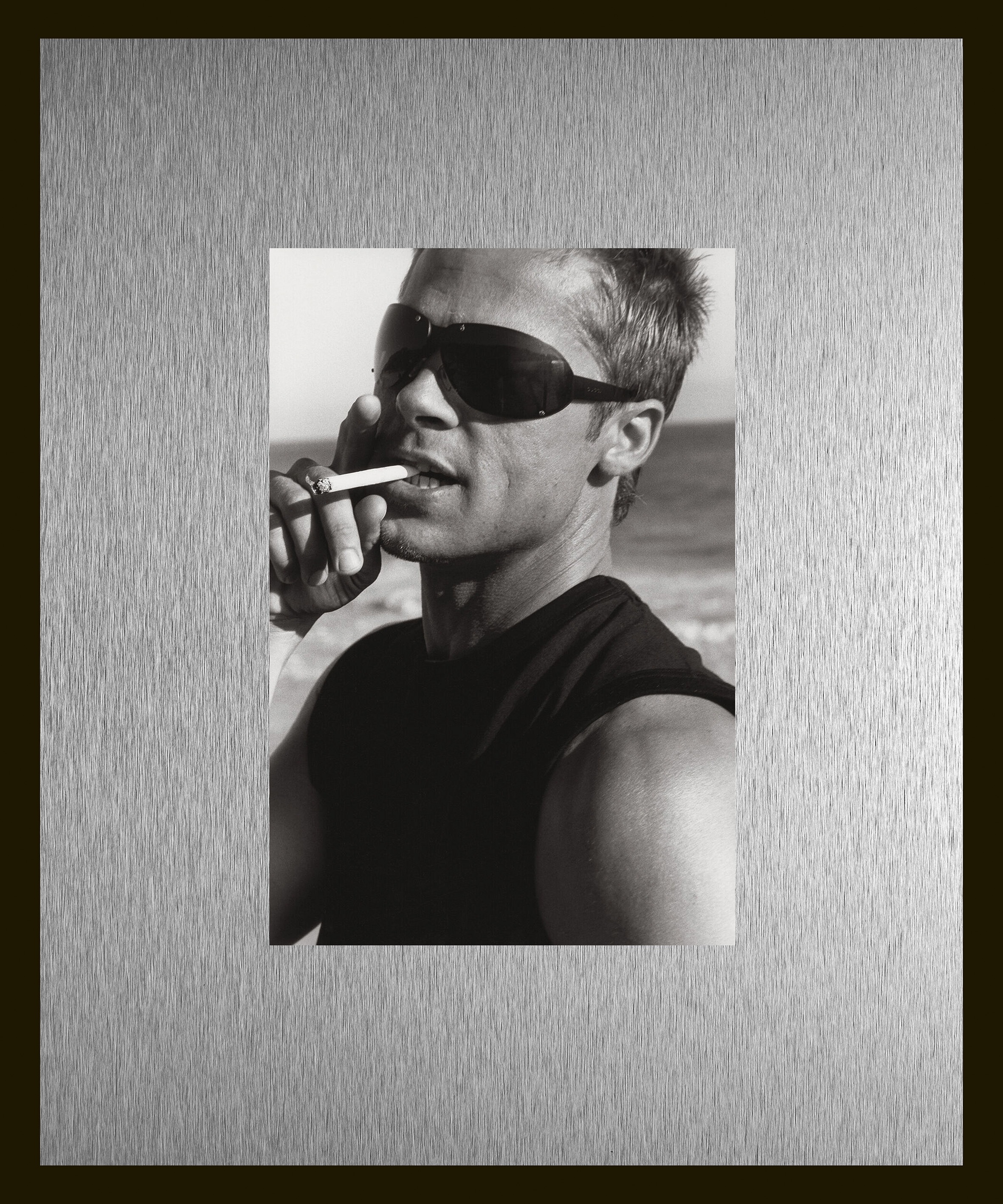 queence Bild "Trend Wandbild, Wandkunst, Kunstdruck "Brad Pitt mit Zigarette"" Filmfiguren Filmszene Schwarz-Weiß 1 Stk. tlg. inkl. Passepartout aus hochwertigem Aluminium und schwarzem Rahmen