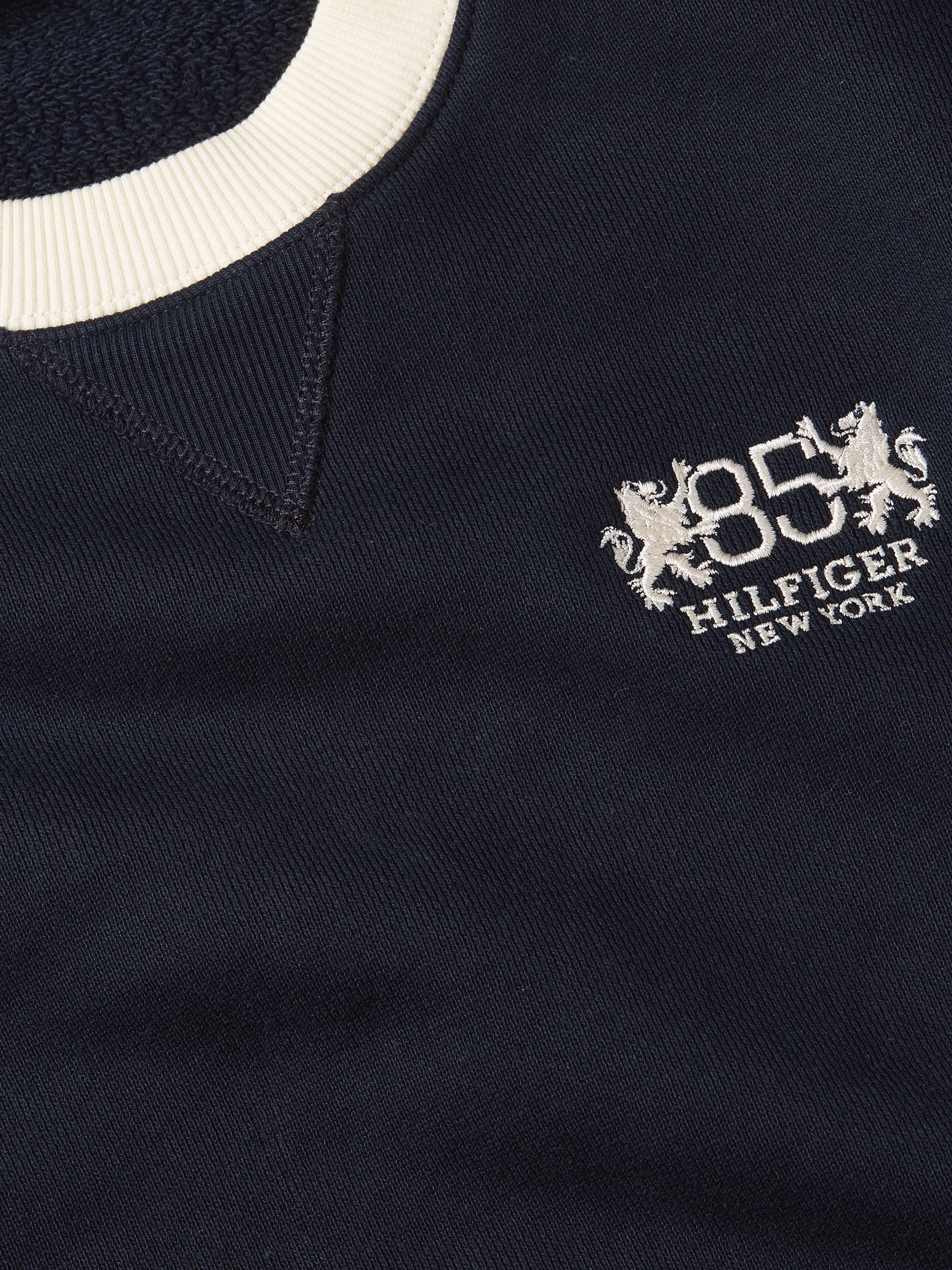 Tommy Hilfiger Sweatshirt »REG C-NK CREST 85 SWEATSHIRT«, mit Logostickerei