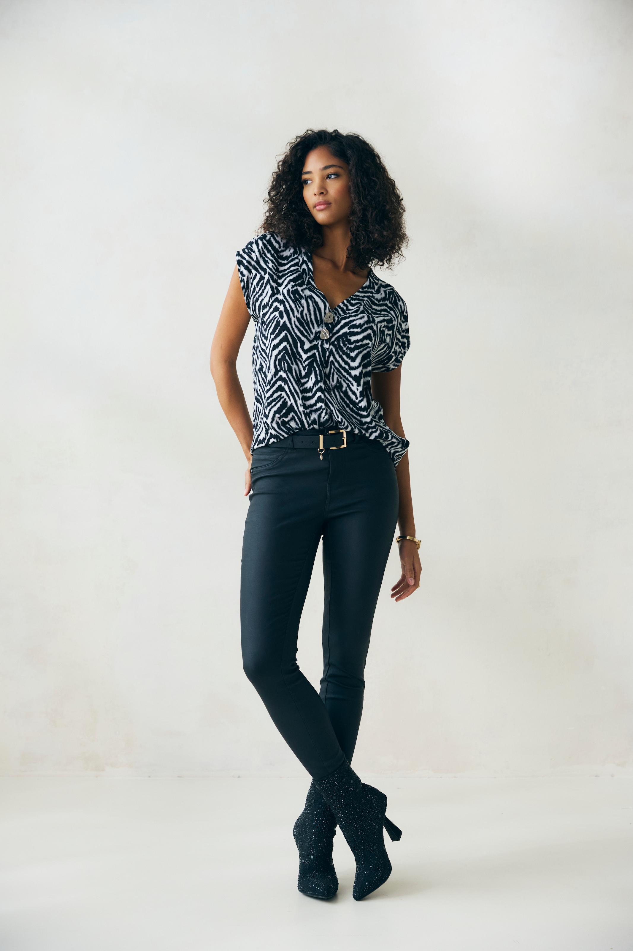 LASCANA Lederimitathose, in schmaler Passform, figurbetonte Jeggings mit Stretchanteil