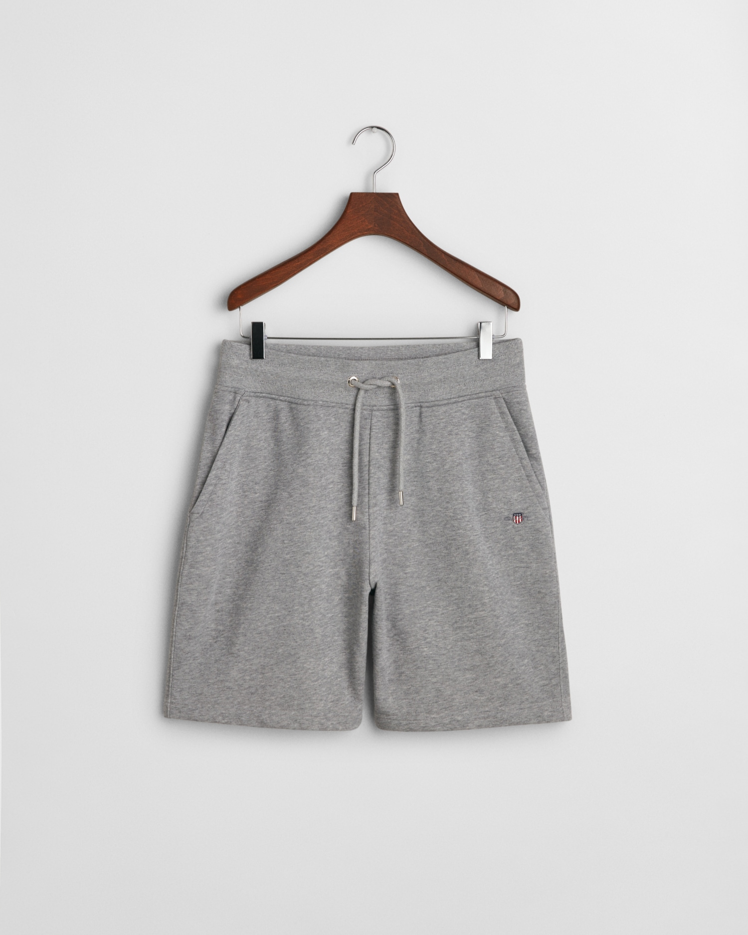 Gant Sweatshorts "REG SHIELD SWEAT SHORTS", mit einer kleinen Logostickerei günstig online kaufen