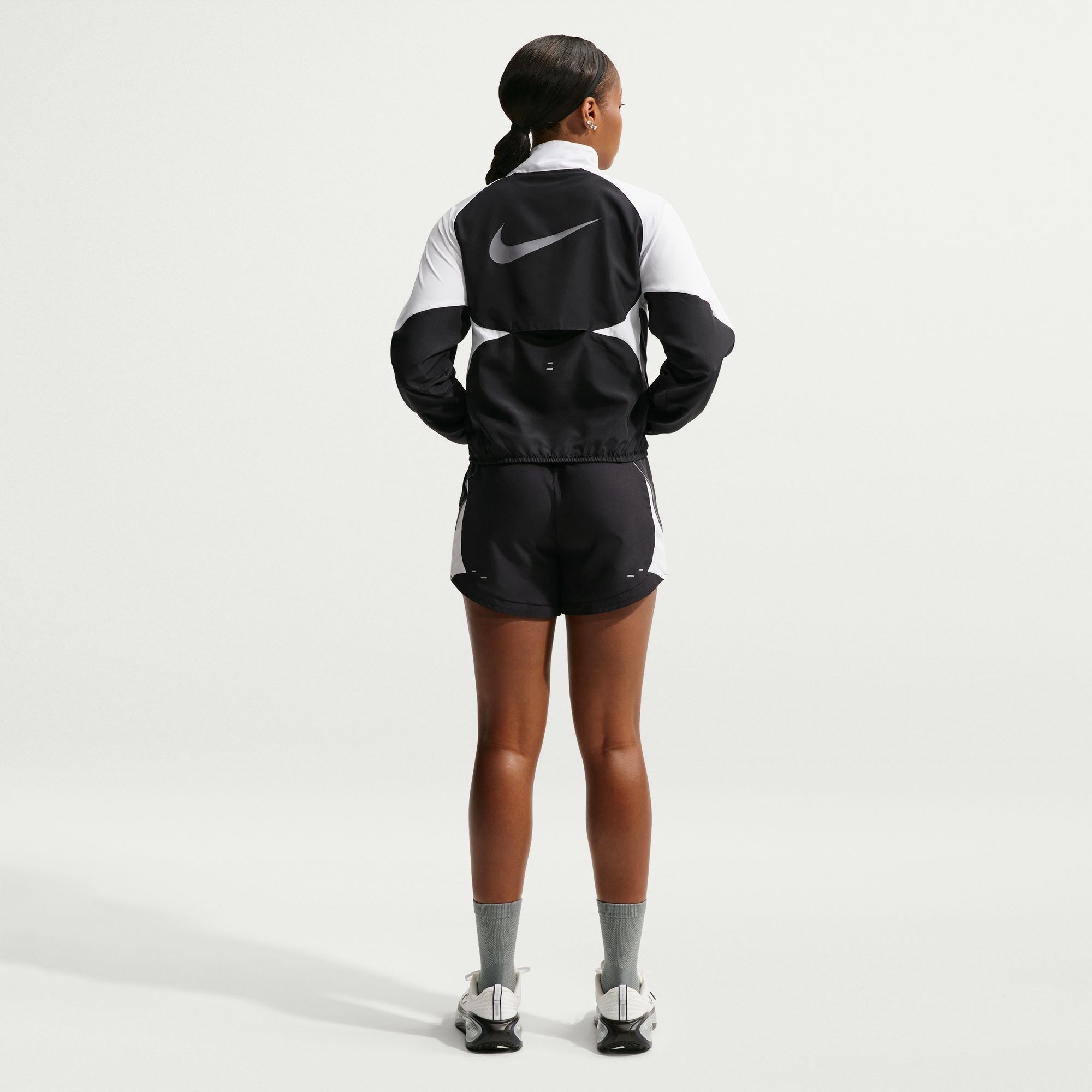 Nike Laufjacke »W NK TEMPO SWSH DF JKT« wasserabweisend, windabweisend, mit Reißverschluss, Langarm-Design