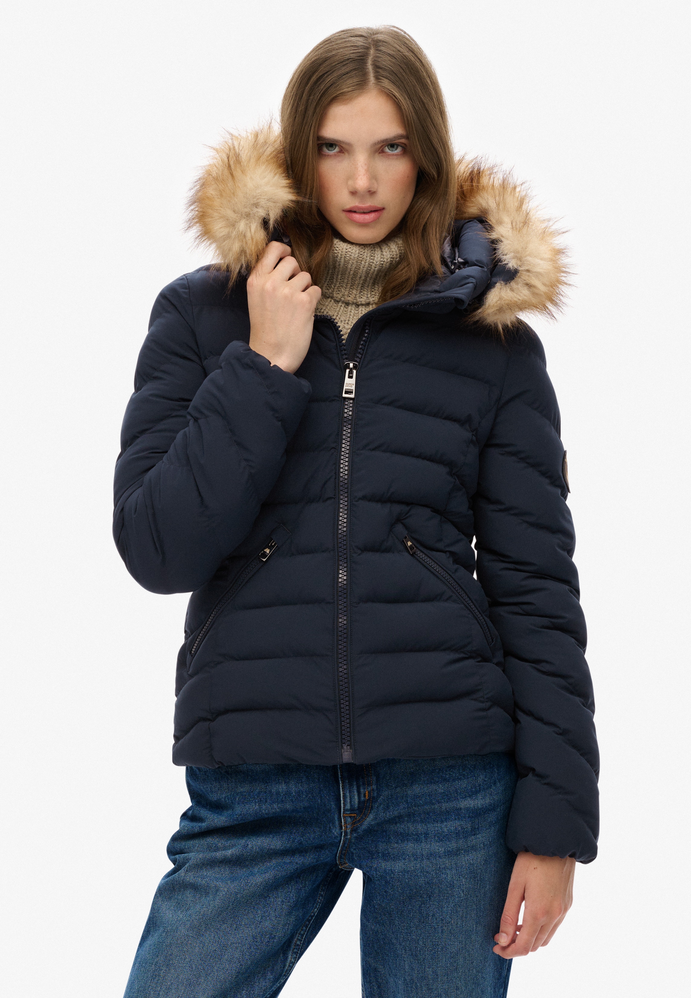 Superdry Steppjacke "FUJI FAUX FUR HOOD PADDED JKT" mit Kapuze mit Markenlabel, Slim Fit, hochschließender Kragen, aus Webmaterial