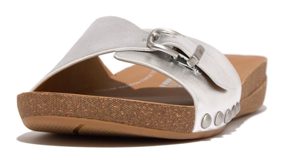 Fitflop Pantolette »IQUSHION ADJUSTABLE BUCKLE METALLIC-LEATHER SLIDES«, Keilabsatz, Sommerschuh, Schlappen mit verstellbarer Bandage