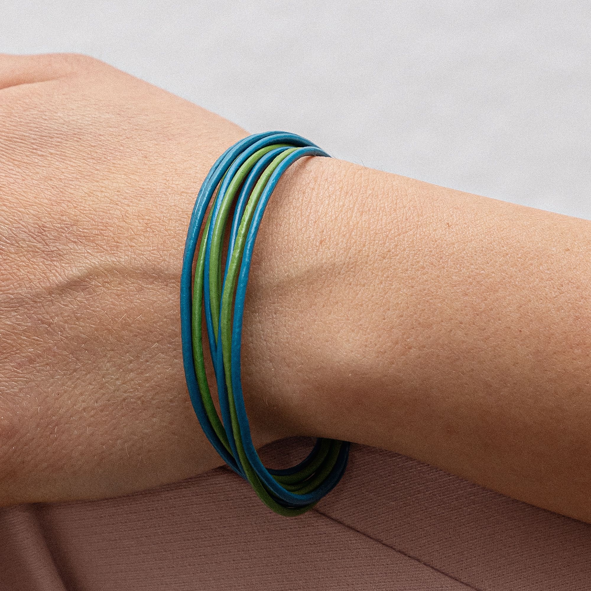 Zeeme Armband »Leder 9-reihig türkis mit Magnetverschluß aus Stahl 19cm lang«