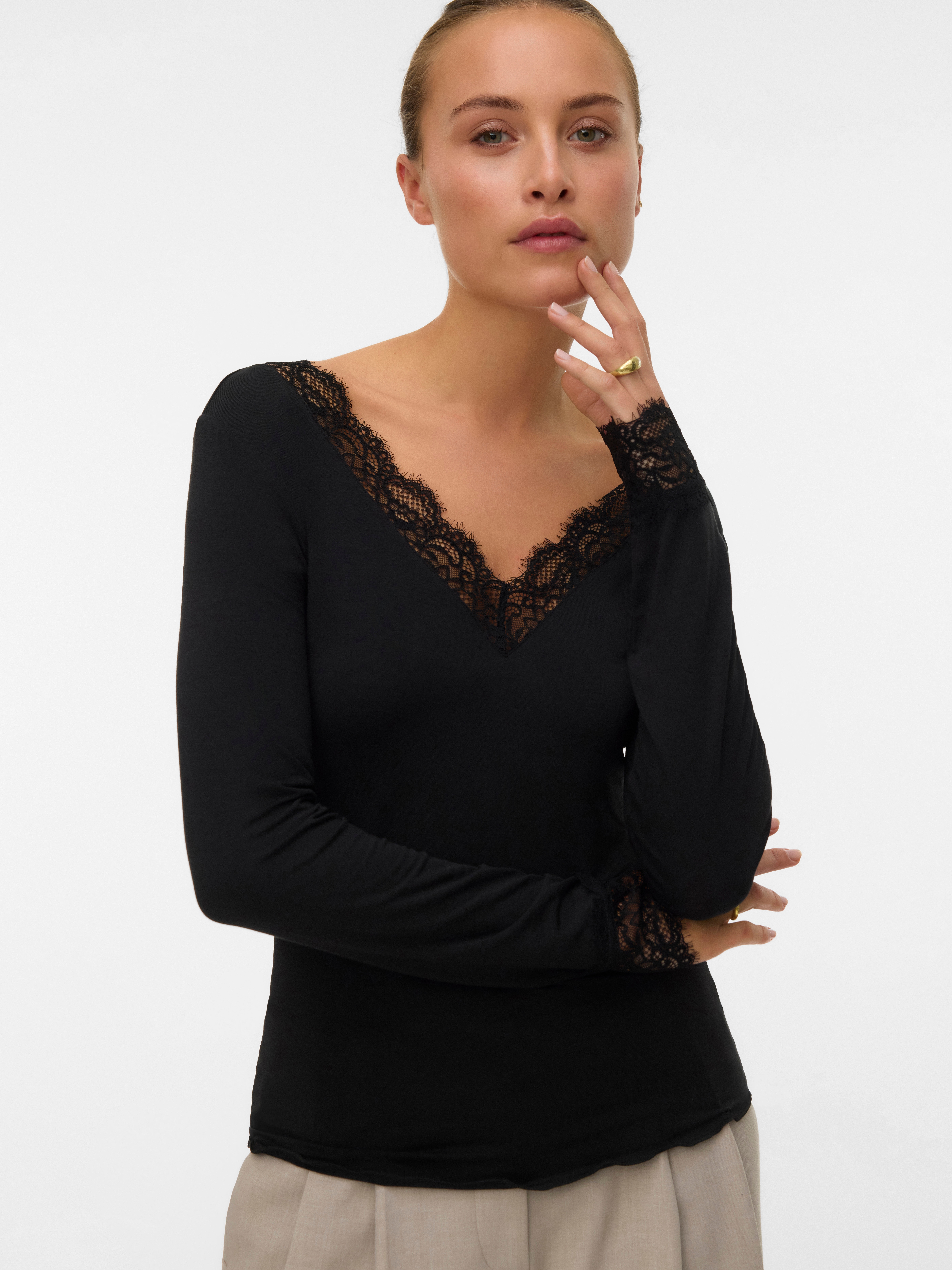 Vero Moda Langarmshirt "VMSKYE LS V-NECK LACE TOP JRS NOOS" Materialmix, mit Wolle und Stretch, slim fit
