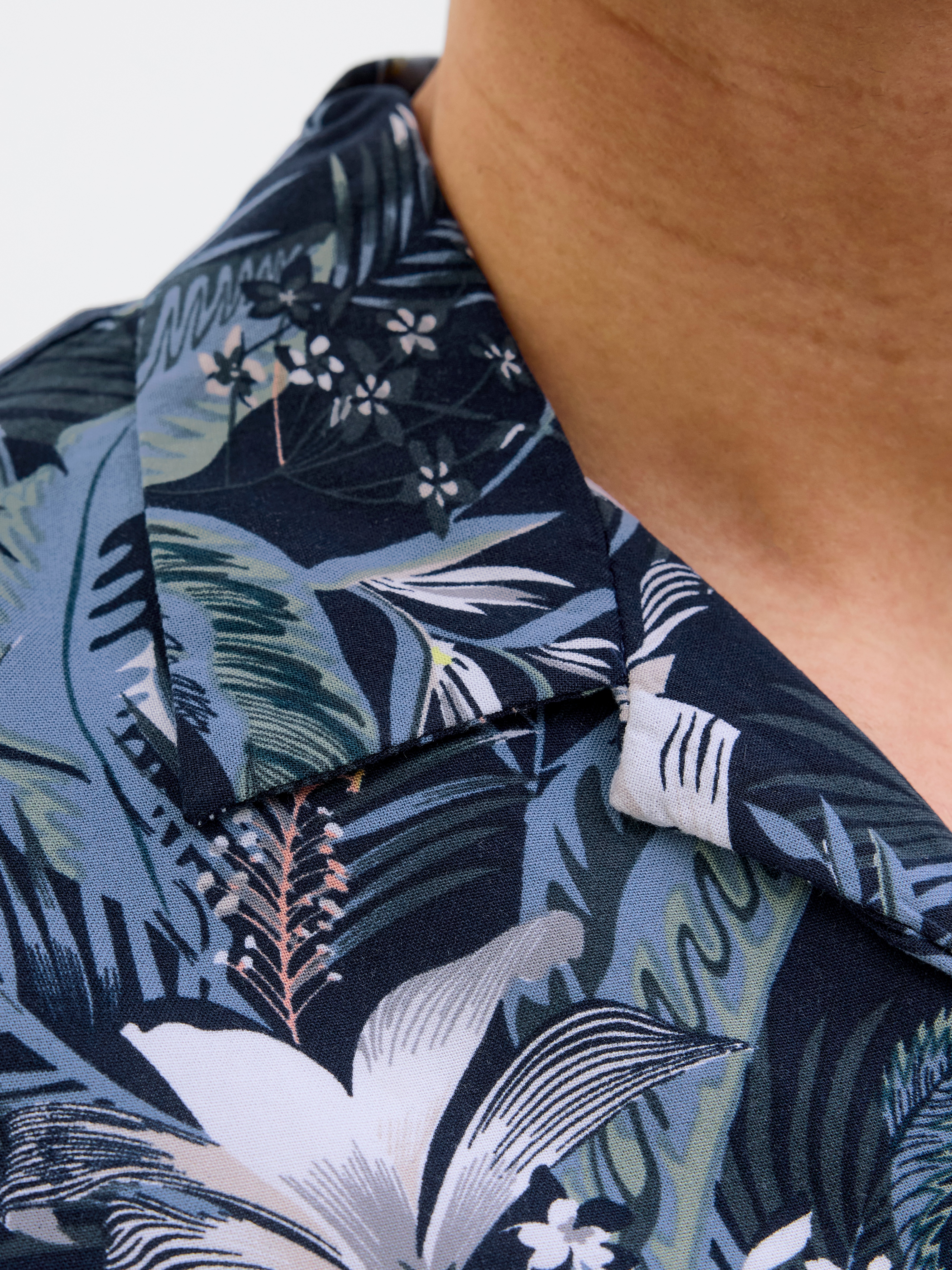Thumbnail - Jack & Jones Kurzarmhemd "JJEJEFF TROPICAL AOP RESORT SHIRT SS SN" mit All-Over Print
