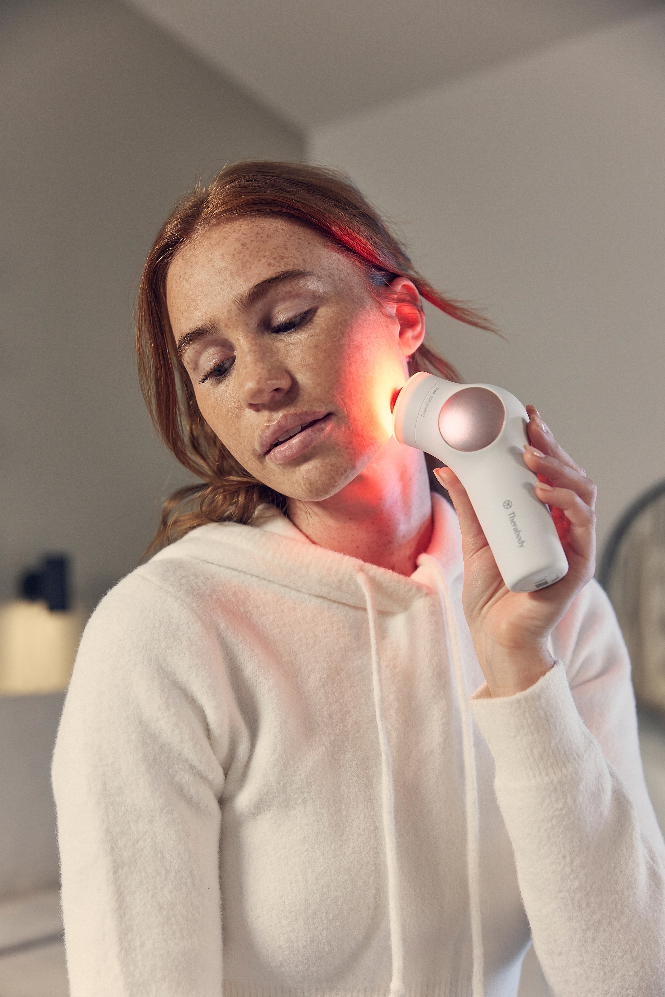 Therabody Gesichtsmassagegerät »TheraFace PRO, preisgekröntes All-in-one-Gerät für die Hautpflege«, Tiefenreinigung, Mikrocurrent, LED-Lichttherapie