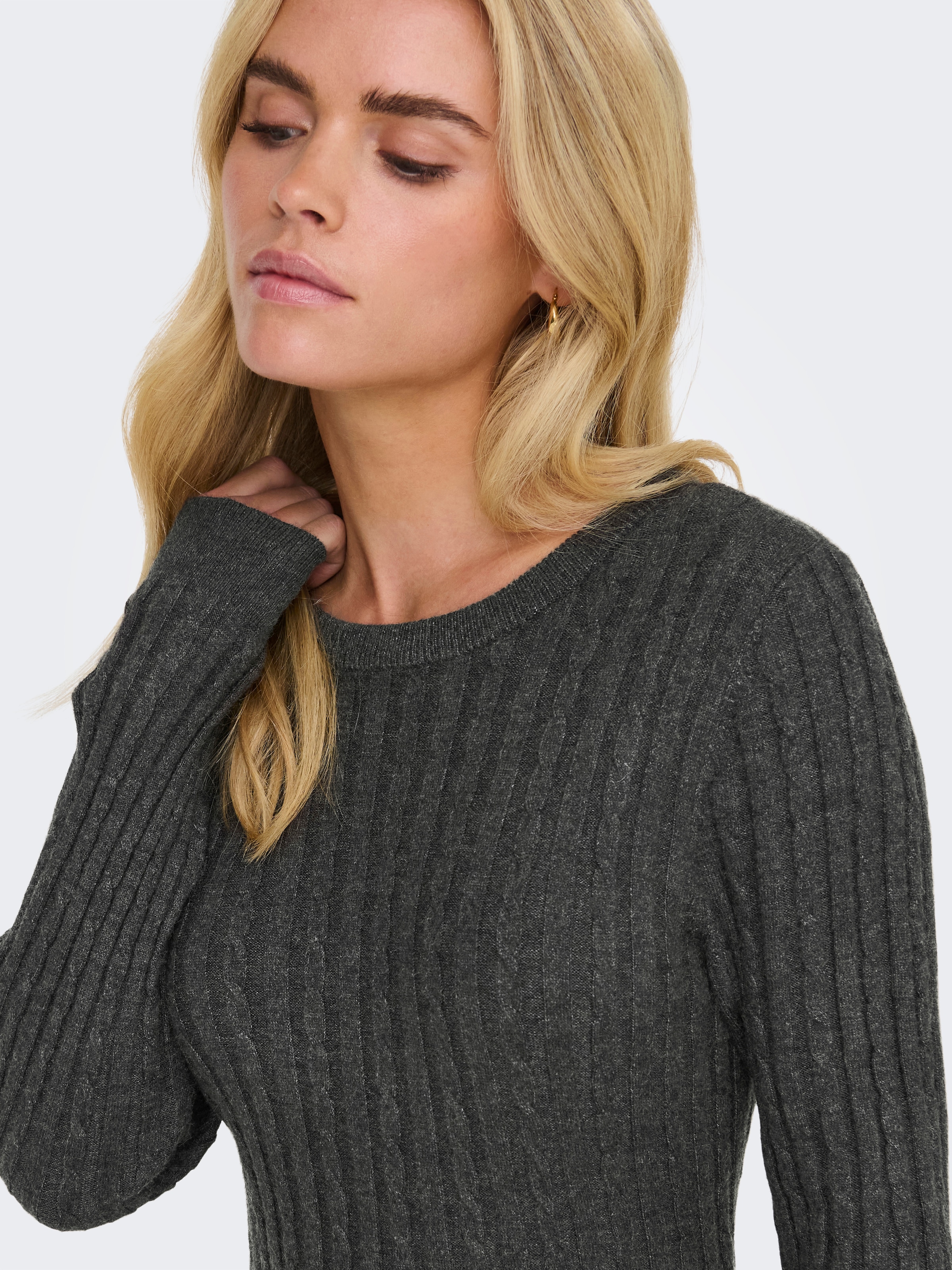 ONLY Strickkleid »ONLFIA LS CABLE DRESS KNT«, tailliert und mit dezentem Zopfstrickmuster im Oberteil