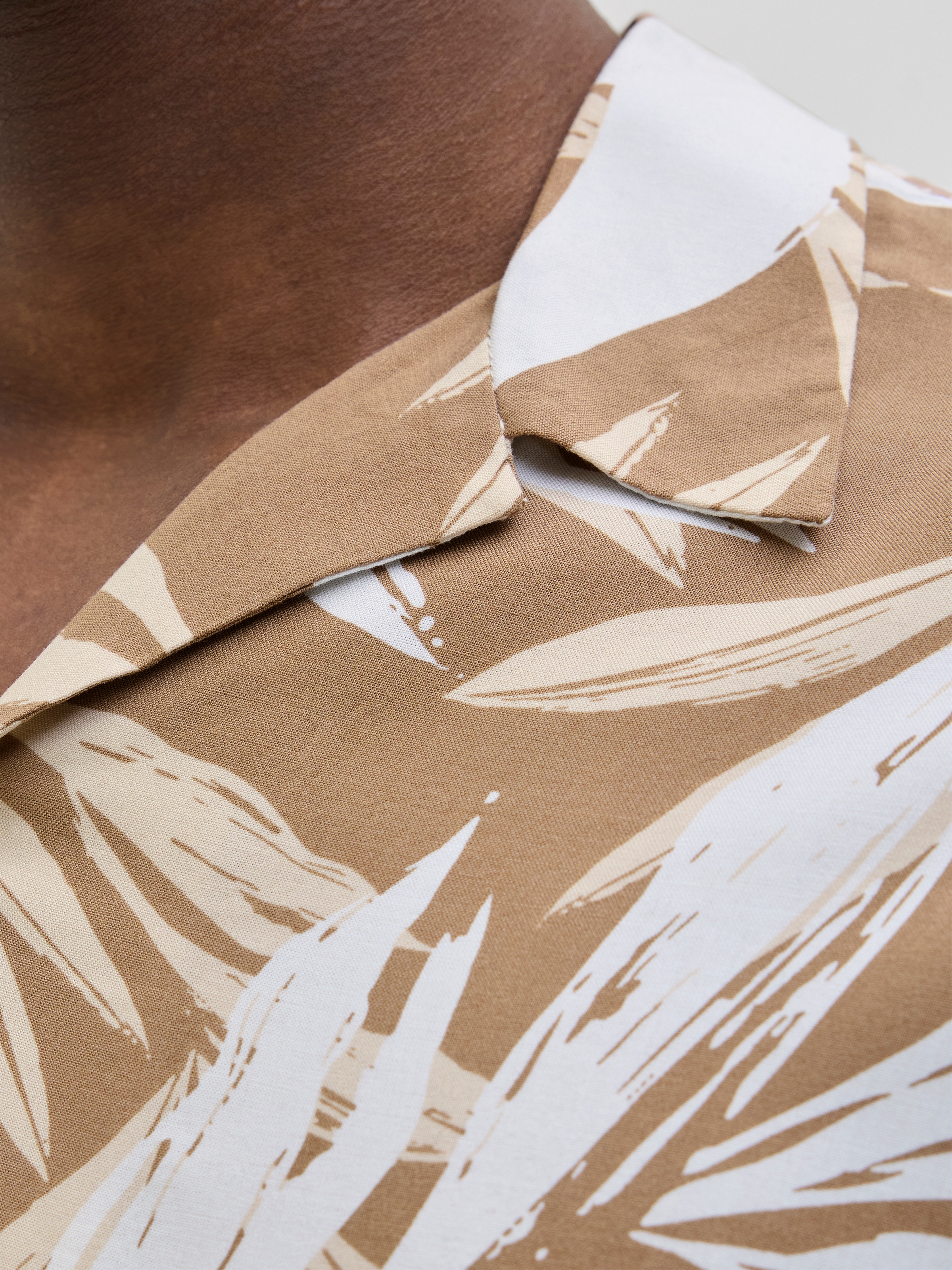 Jack & Jones Kurzarmhemd »JJEJEFF TROPICAL AOP RESORT SHIRT SS SN«, mit All-Over Print