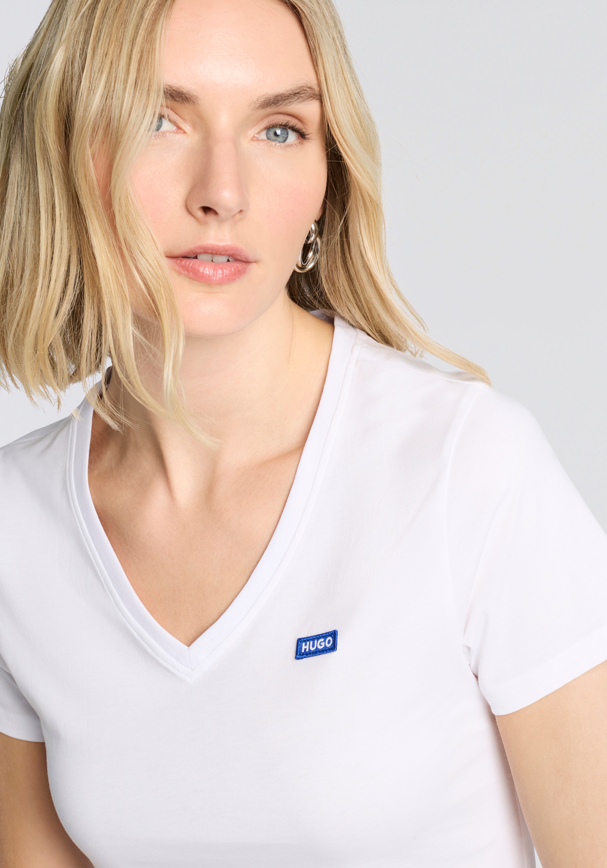 Thumbnail - HUGO Blue T-Shirt "Classic V" mit Logo, V-Ausschnitt